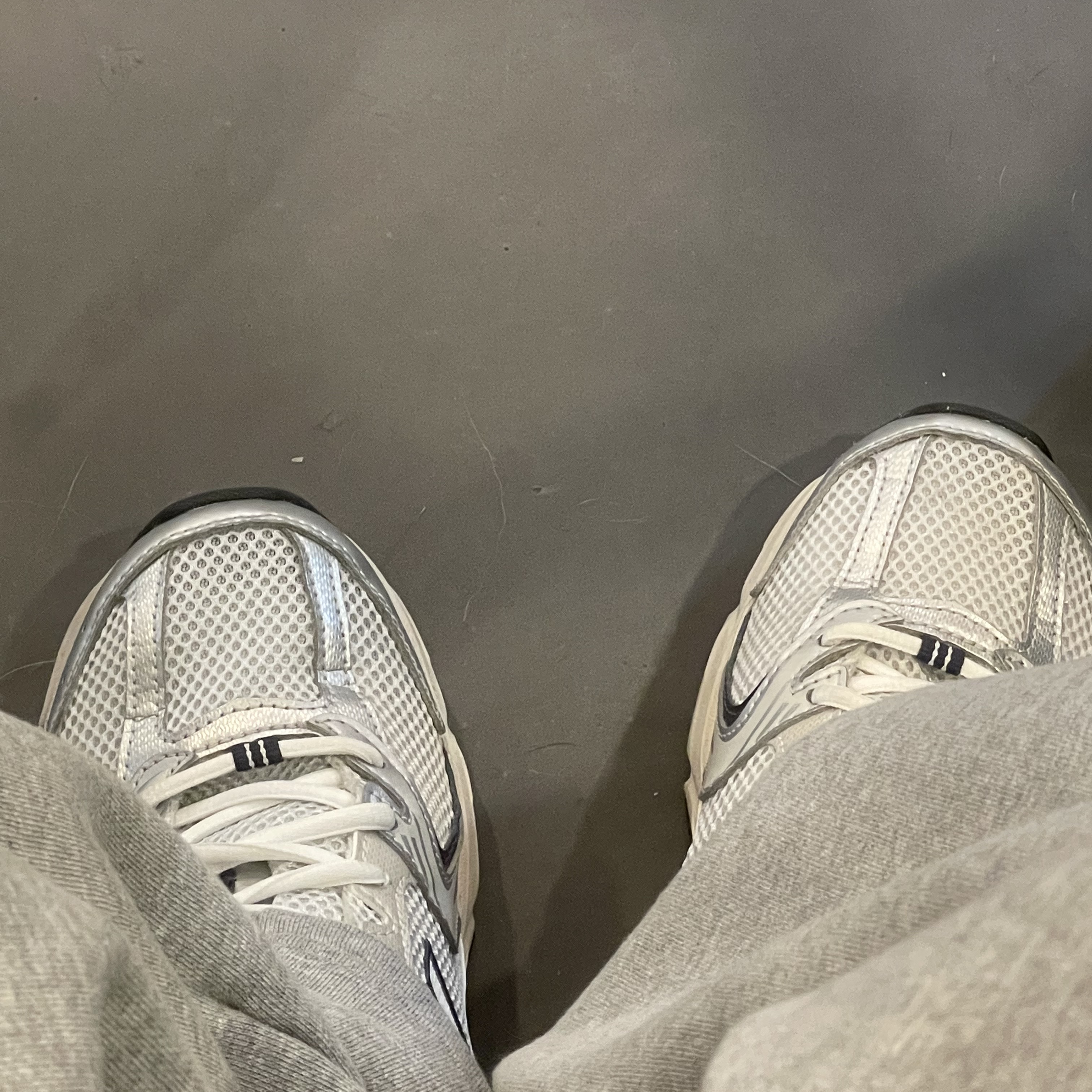 New Balance 530 Steel Grey 착용 스타일 - 2