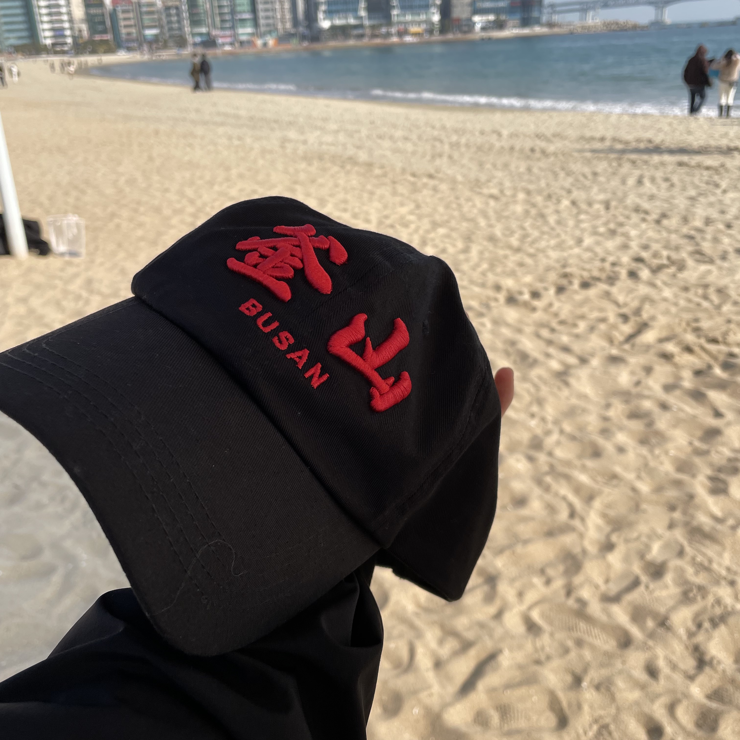 Darkr8m Studio Busan Red Logo Cap 착용 스타일