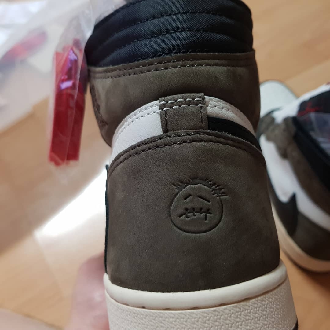 Jordan 1 x Travis Scott Retro High OG SP Mocha 착용 스타일 - 2