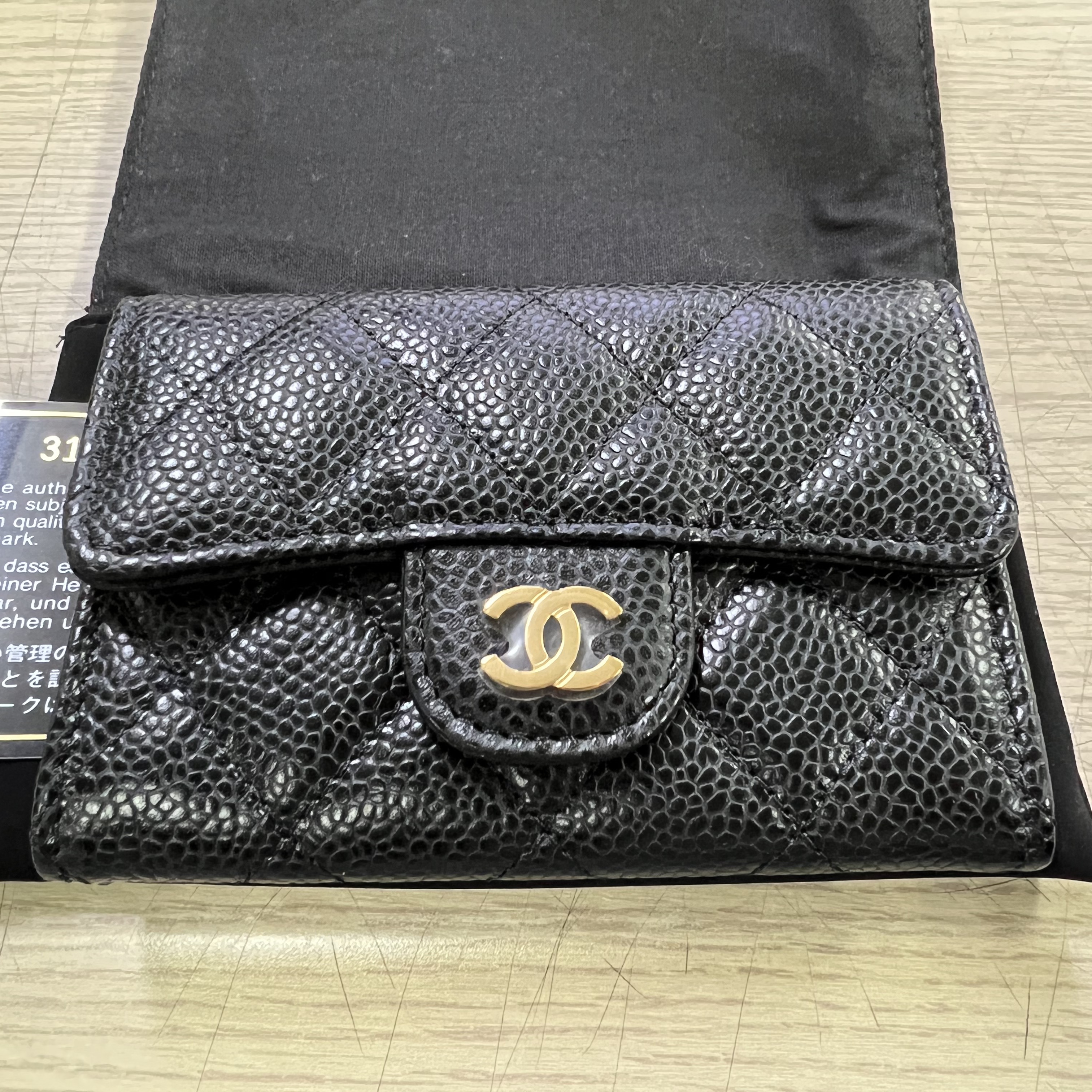 Chanel Classic Card Holder Grained Calfskin & Gold Black 착용 스타일