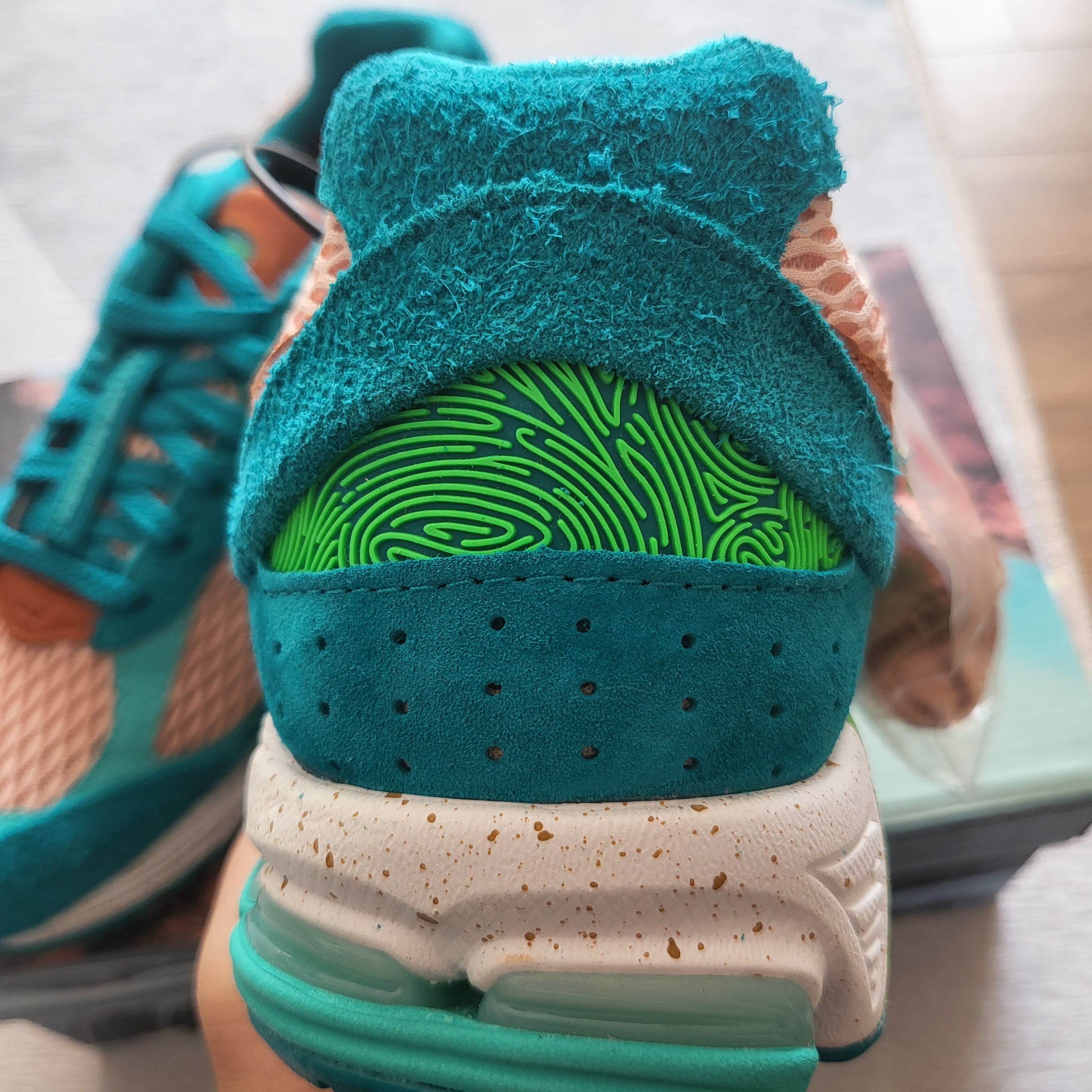 New Balance x Salehe Bembury 2002R Water Be The Guide 착용 스타일 - 1
