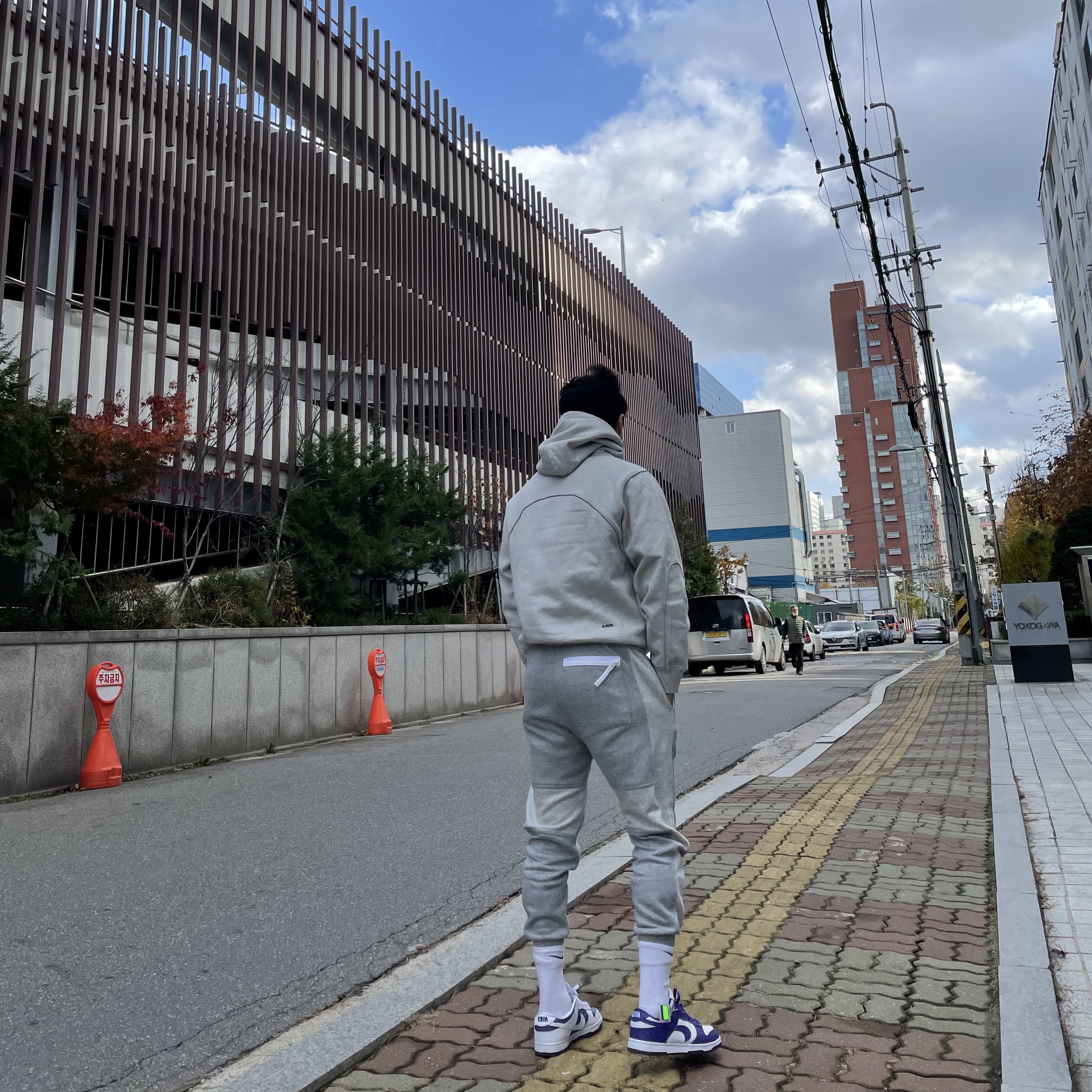 (W) Nike Dunk Low SE Flip, Nike x Drake Nocta Cardinal Stock Essential Hoodie Grey - Asia 착용 스타일 - 1