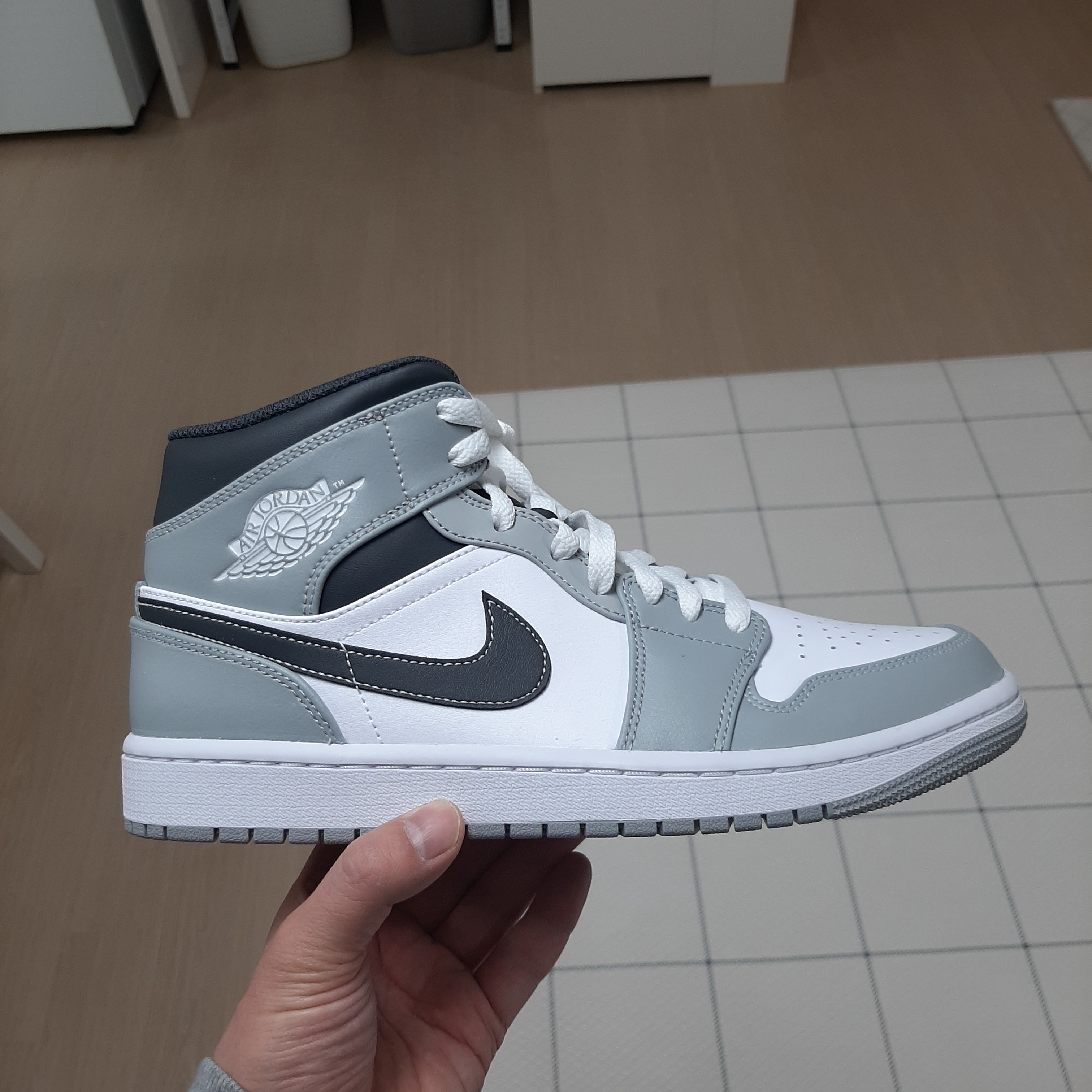 Jordan 1 Mid Light Smoke Grey Anthracite 착용 스타일 - 2