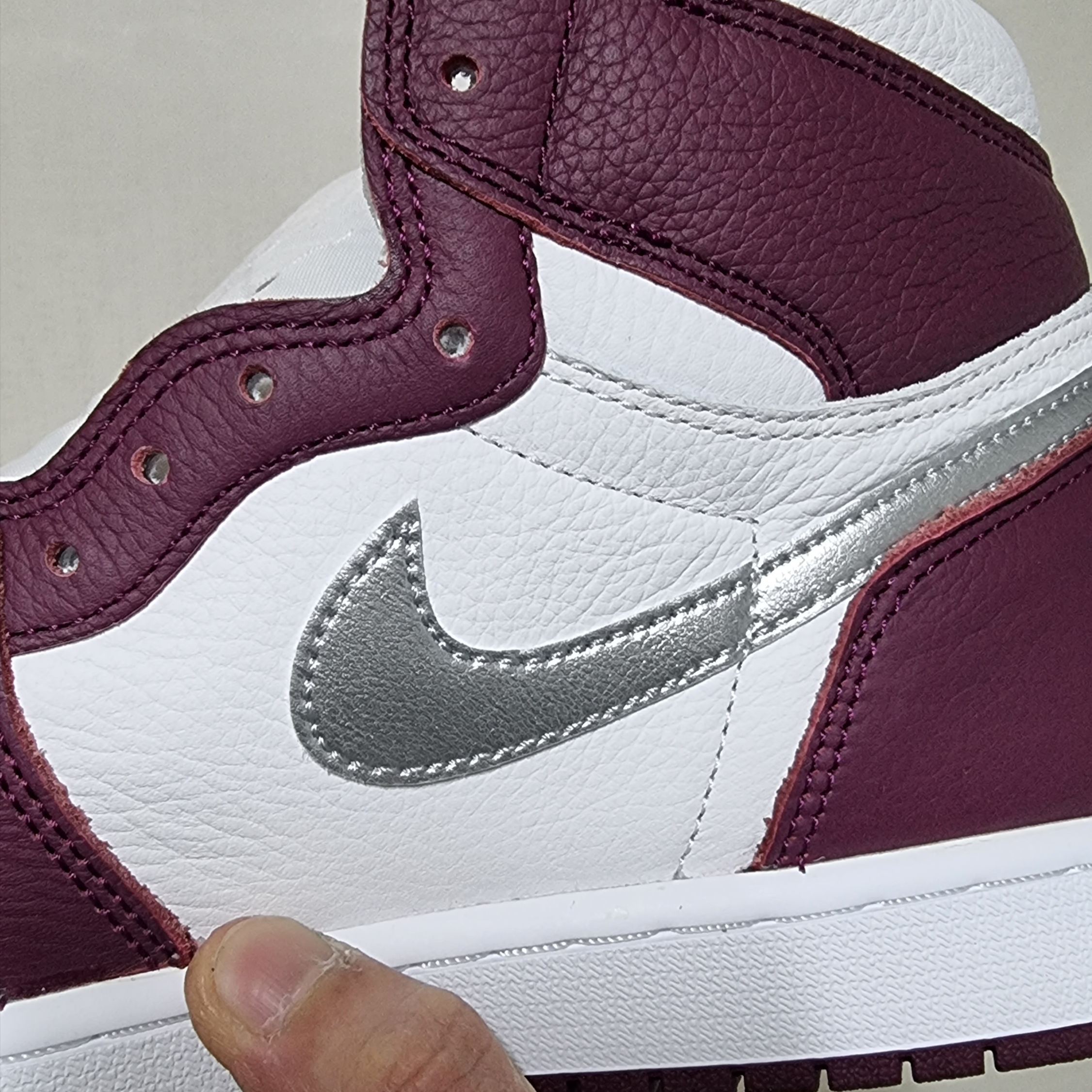 Jordan 1 Retro High OG Bordeaux 착용 스타일 - 2