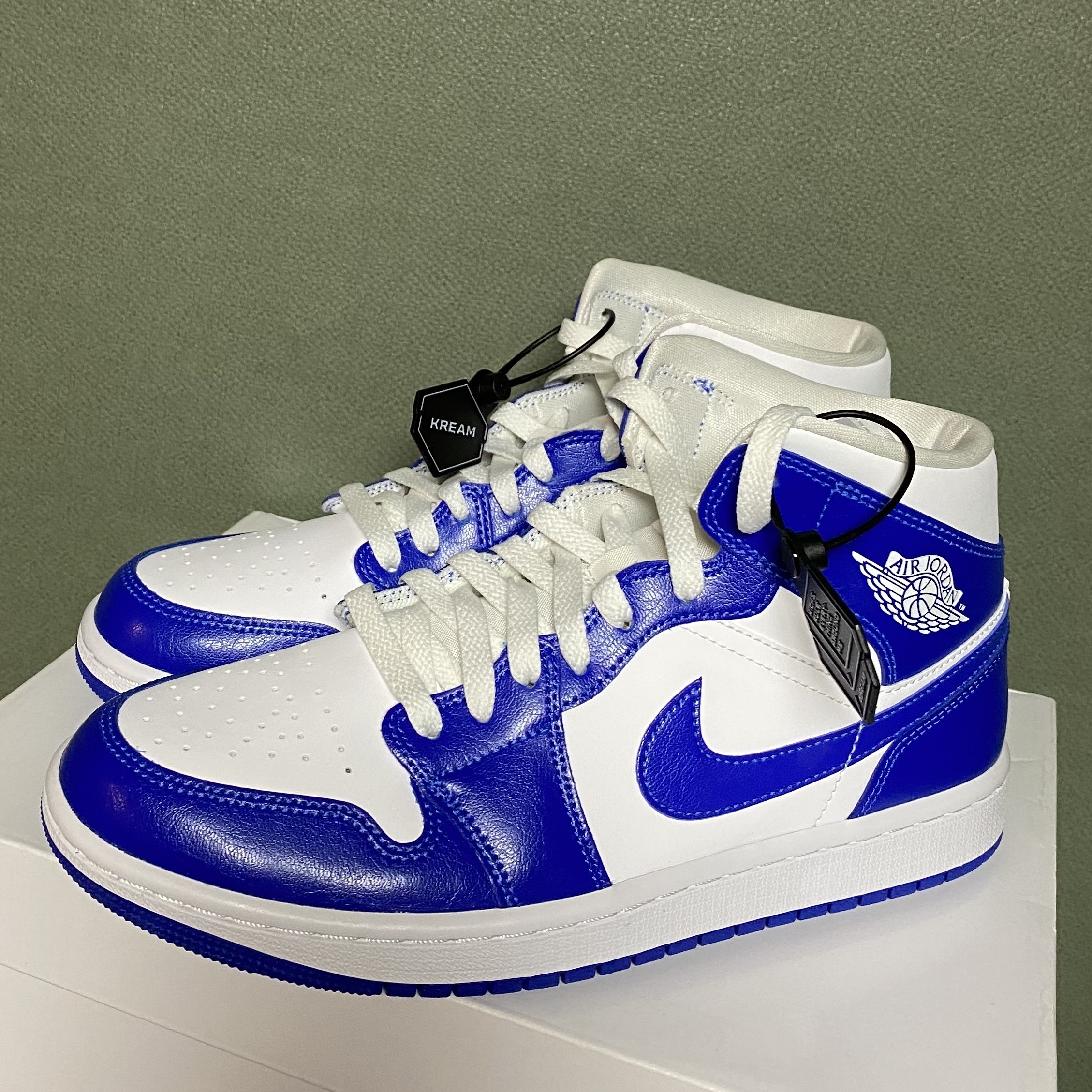 (W) Jordan 1 Mid White Hyper Royal 착용 스타일