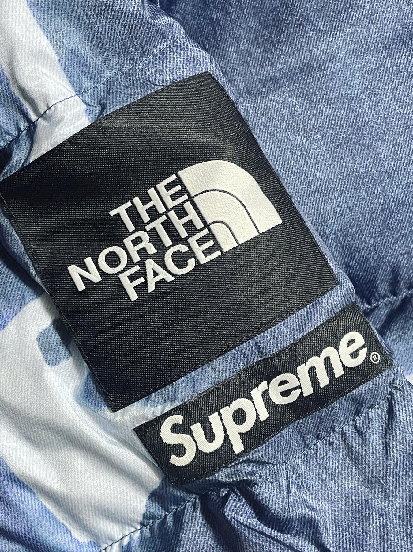 Supreme x The North Face Bleached Denim Print Nuptse Jacket Indigo - 21FW 착용 스타일 - 1