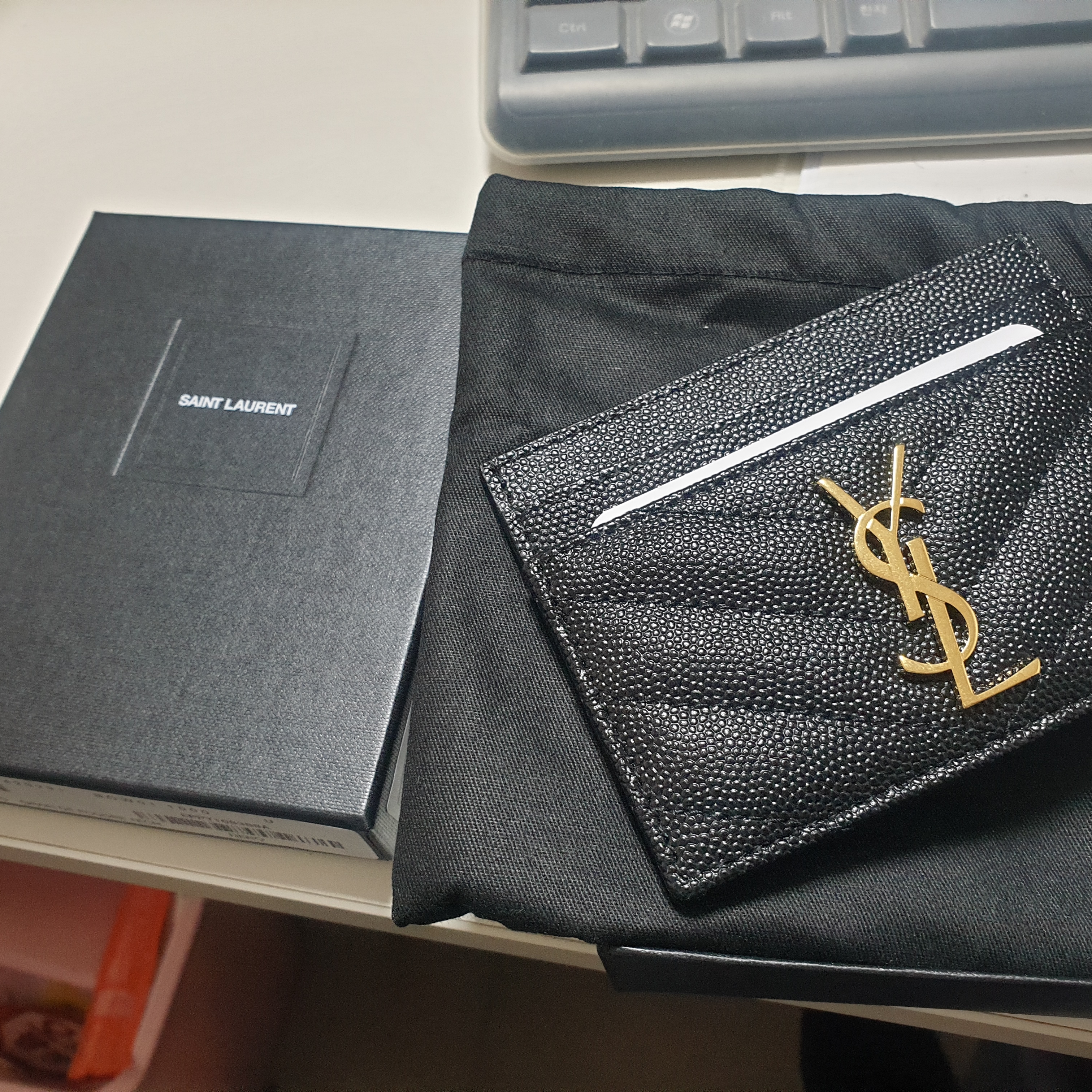 Saint Laurent Cassandre Matelasse Card Case in Grain De Poudre Embossed Leather Black 착용 스타일