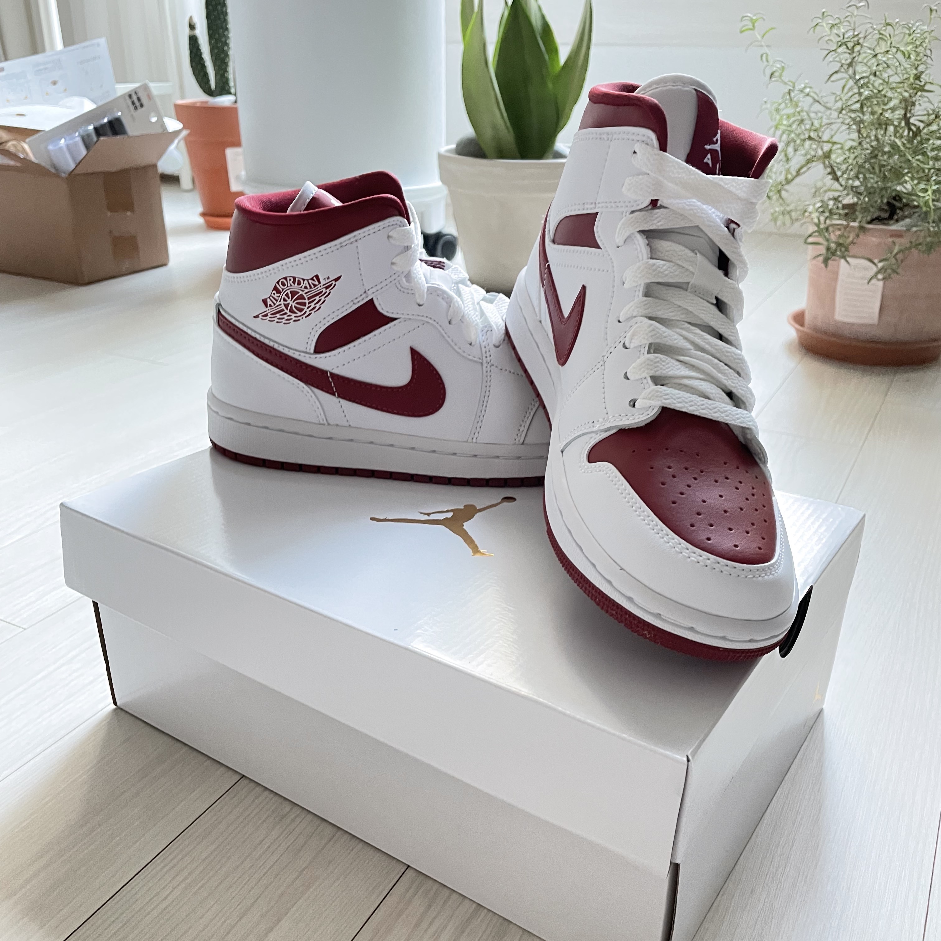(W) Jordan 1 Mid Championship Red 착용 스타일