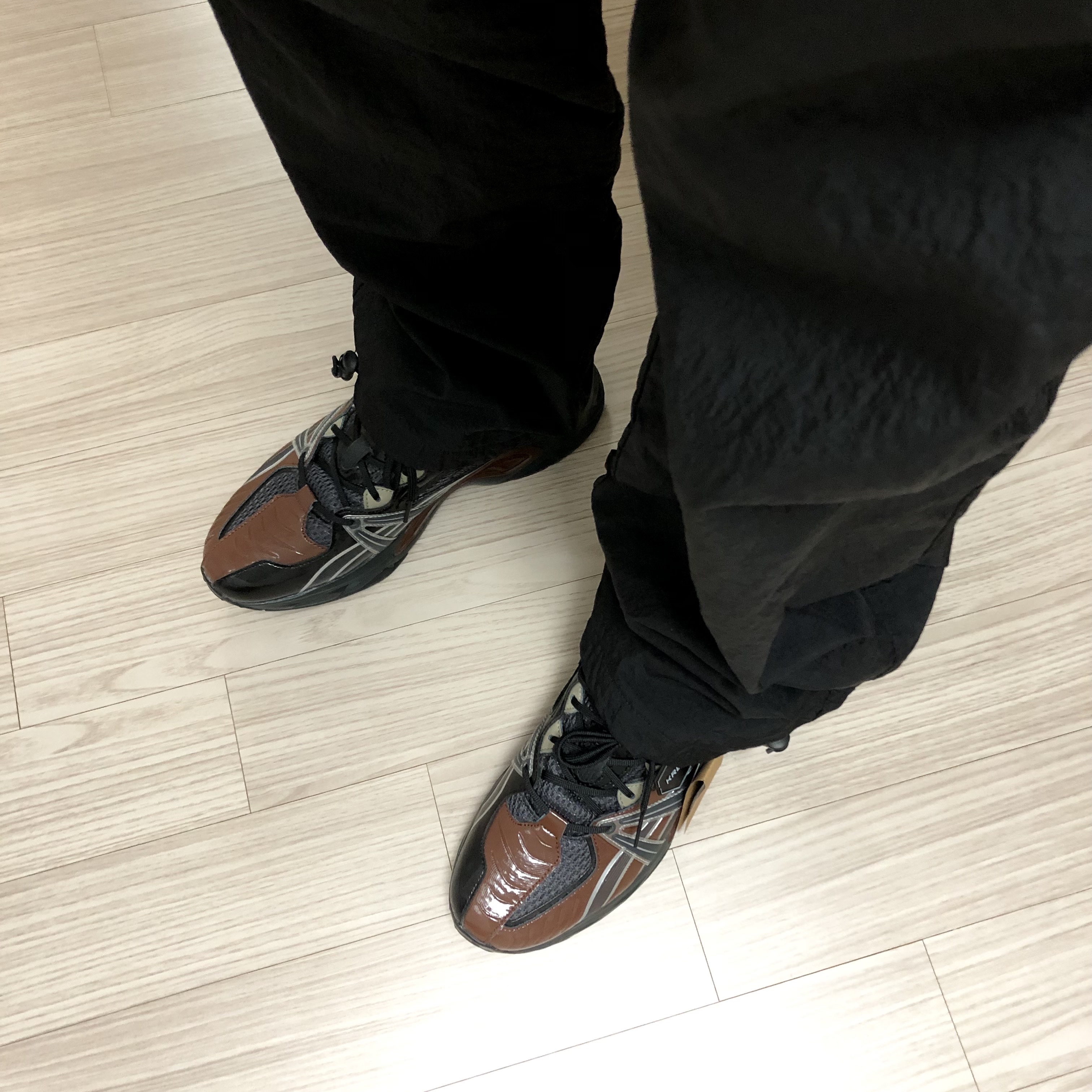 Asics HN2-S Protoblast Chocolate Brown 착용 스타일
