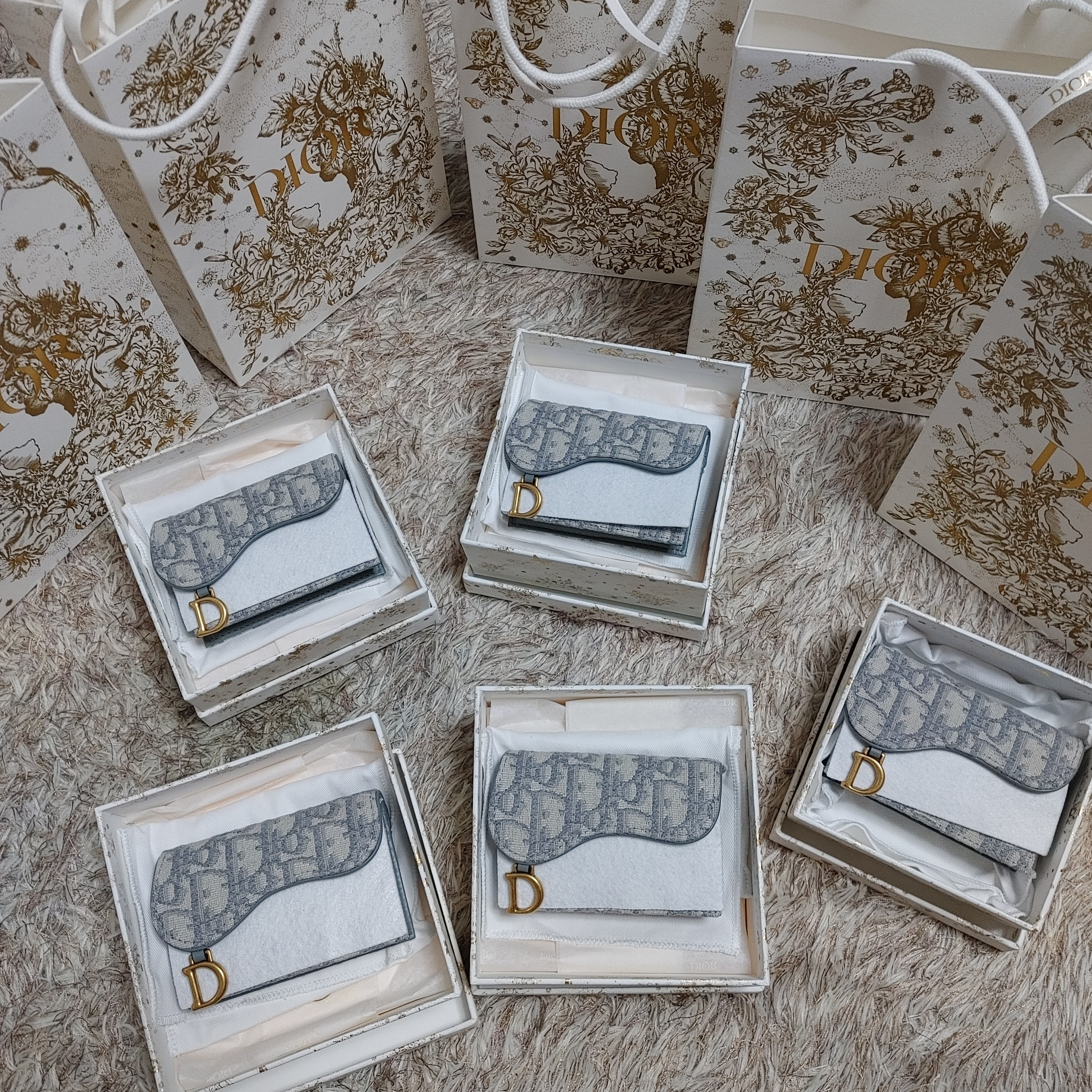 Dior Saddle Flap Card Holder Grey Dior Oblique Jacquard 착용 스타일