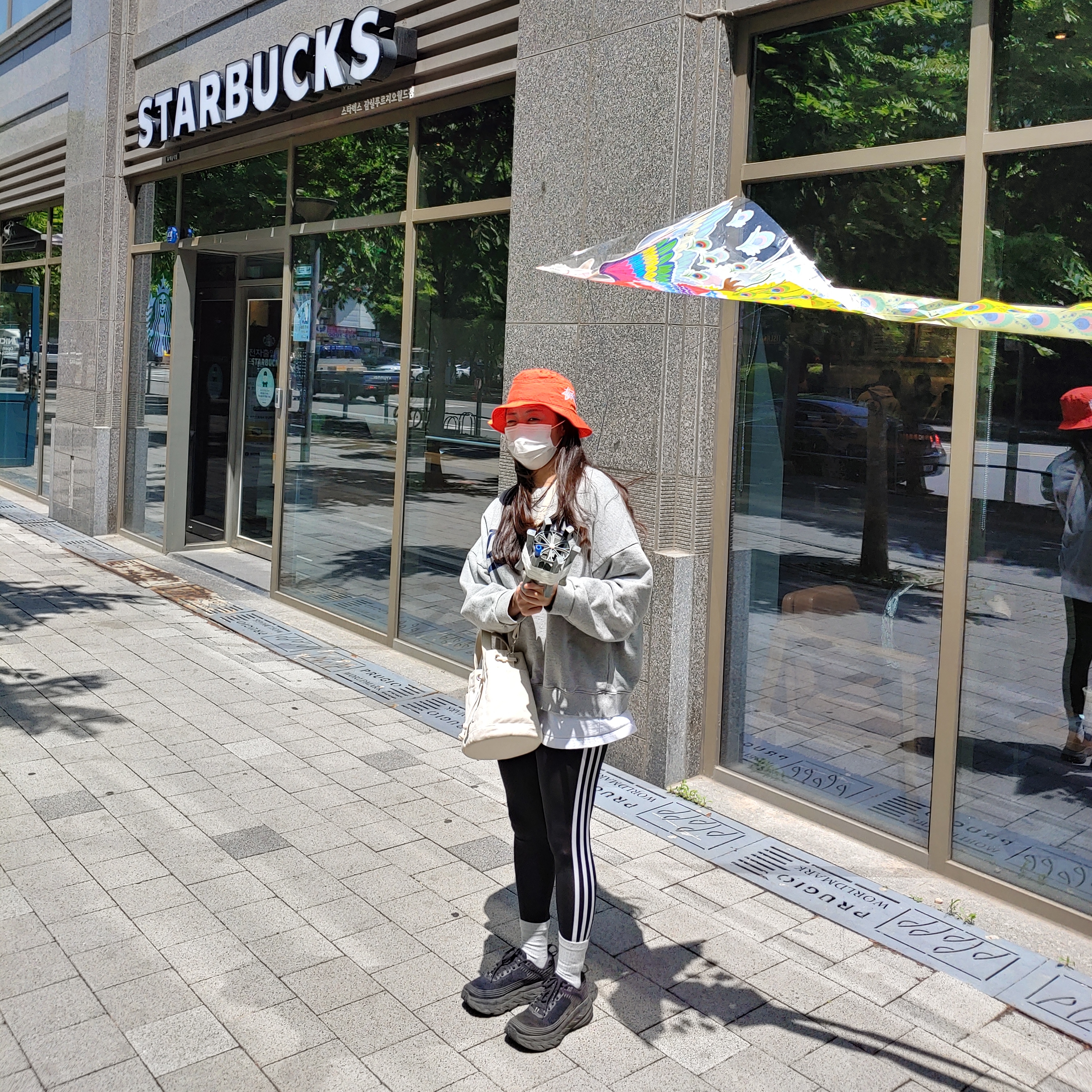 Hoka Bondi 6 Black, Nike x Stussy Bucket Hat Habanero Red 착용 스타일