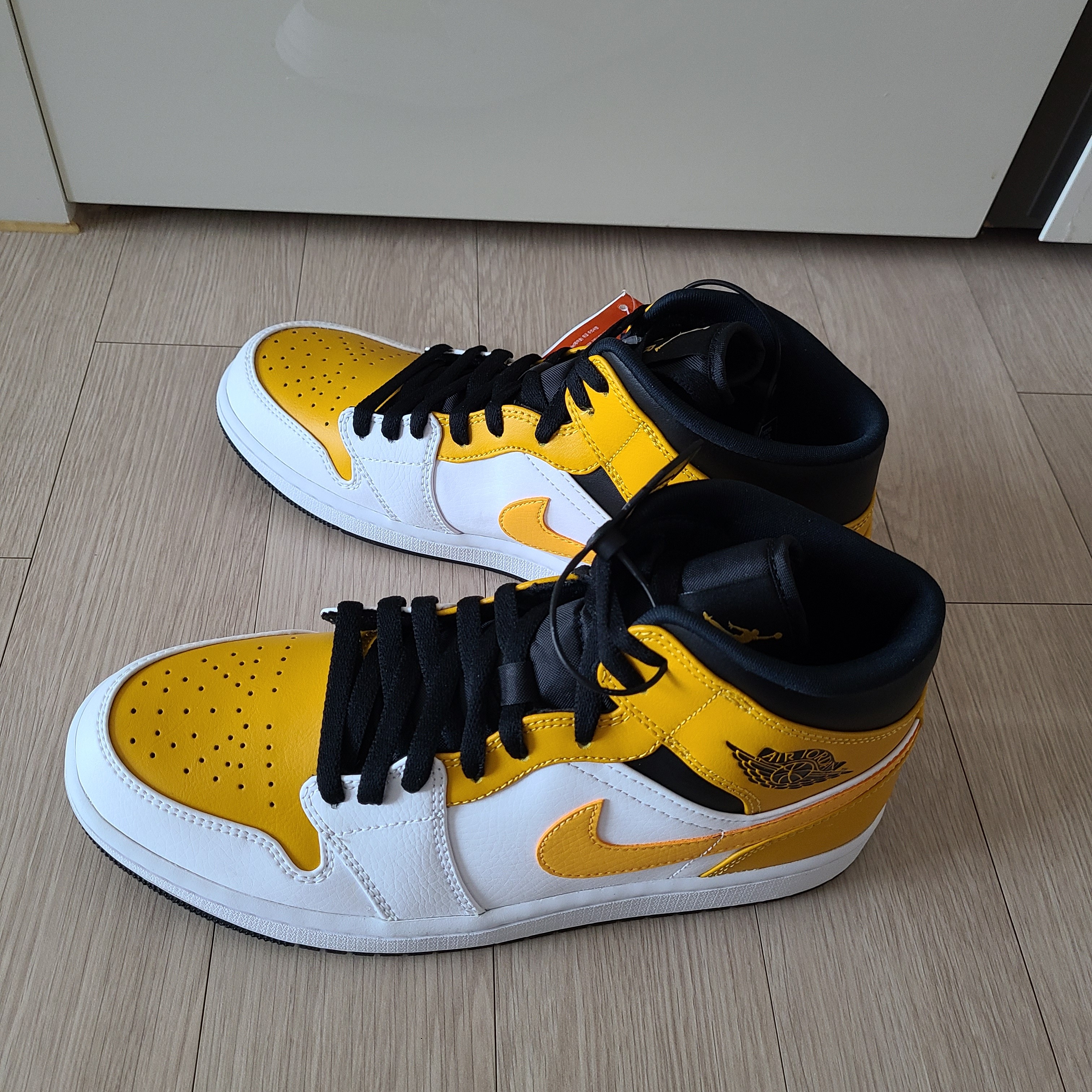 Jordan 1 Mid White University Gold 착용 스타일 - 2