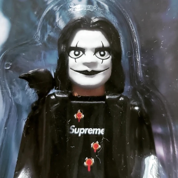 Supreme x The Crow Kubrick 100% Black - 21FW 착용 스타일 - 2