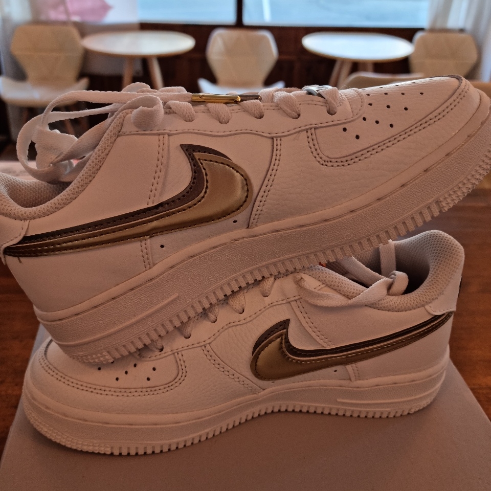 (GS) Nike Air Force 1 LV8 White Metallic Pewter 착용 스타일 - 2