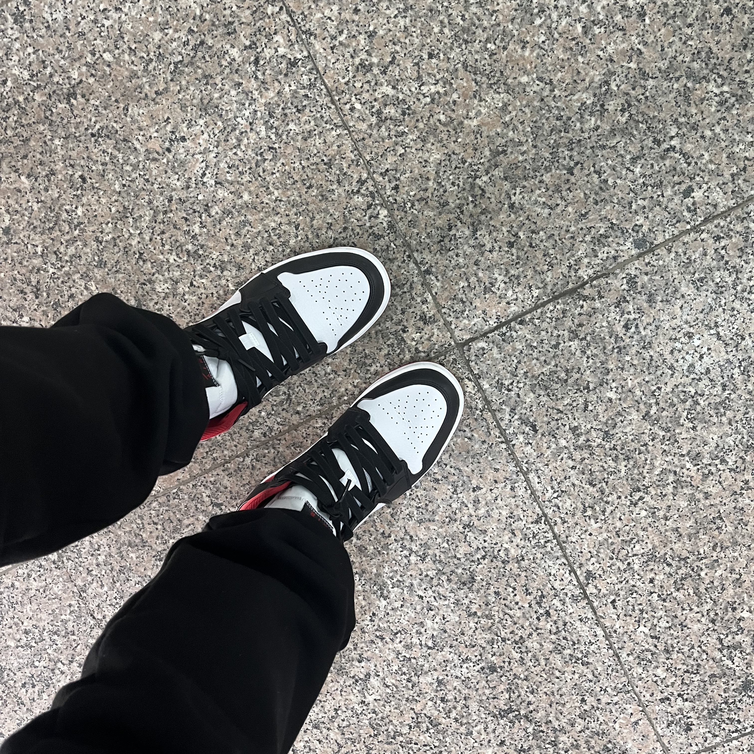 Jordan 1 Mid Gym Red Black White 착용 스타일 - 3
