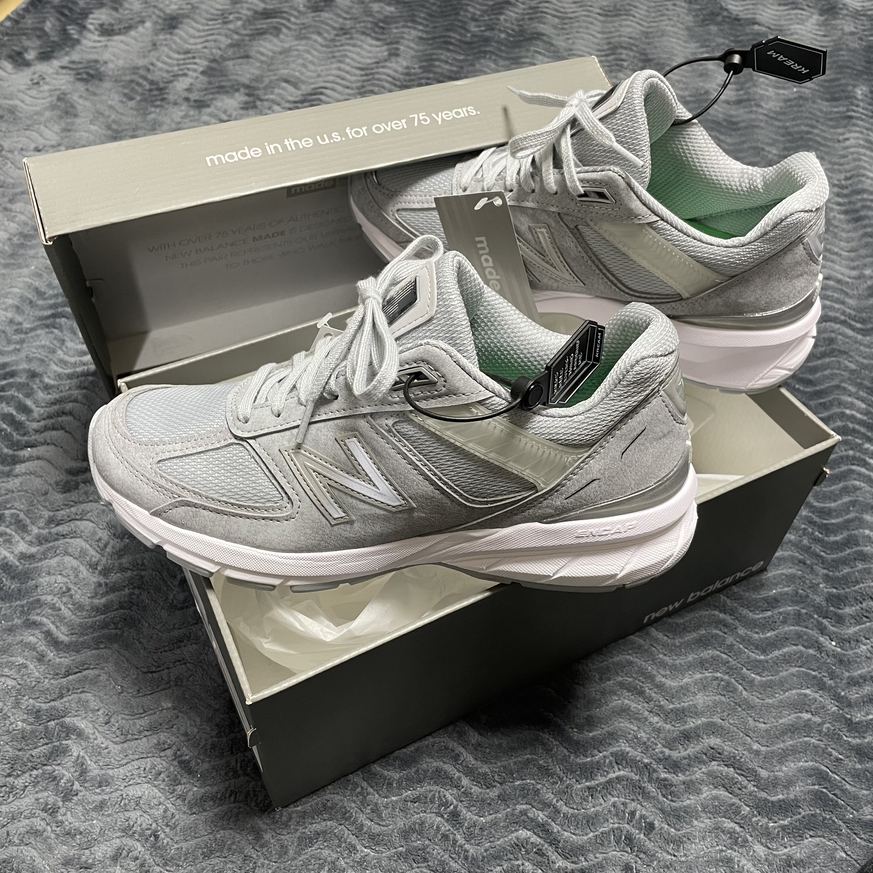 New Balance 990v5 Made in USA Vegan Grey 착용 스타일