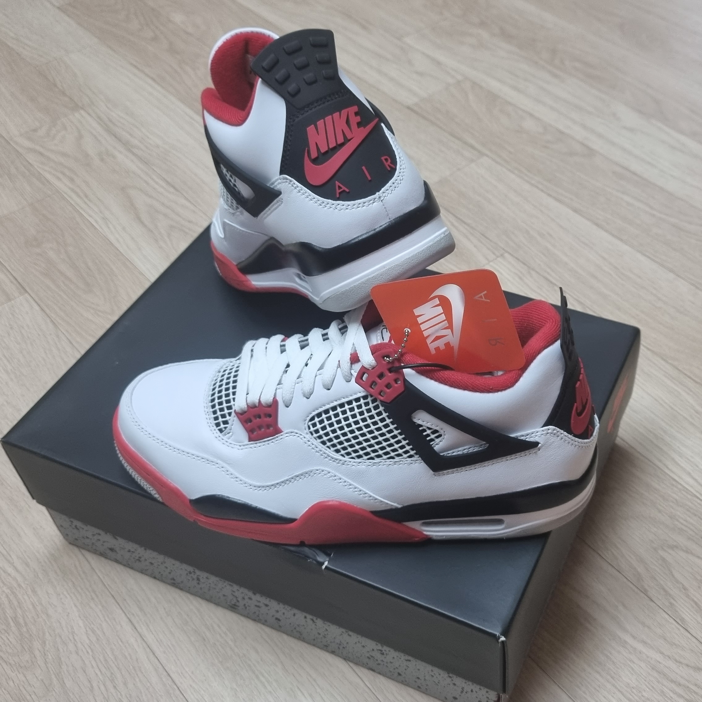 Jordan 4 Retro OG Fire Red 2020, (GS) Jordan 4 Retro OG Fire Red 2020 착용 스타일 - 2