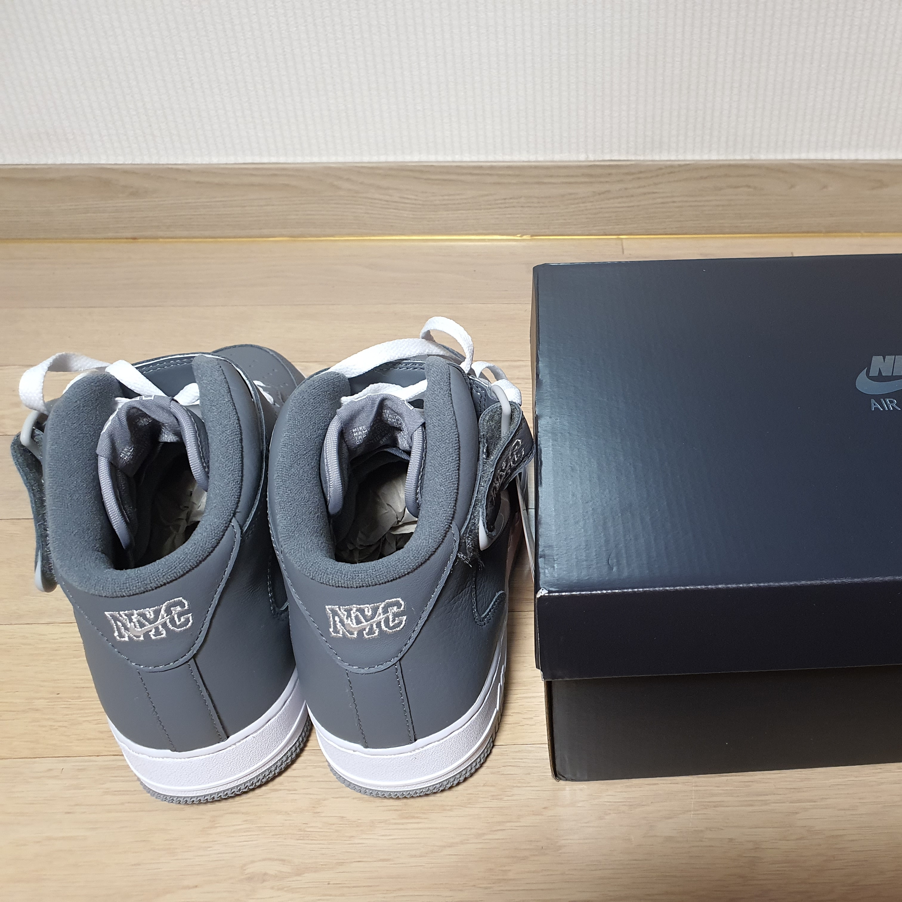Nike Air Force 1 Mid QS NYC Cool Grey 착용 스타일 - 3