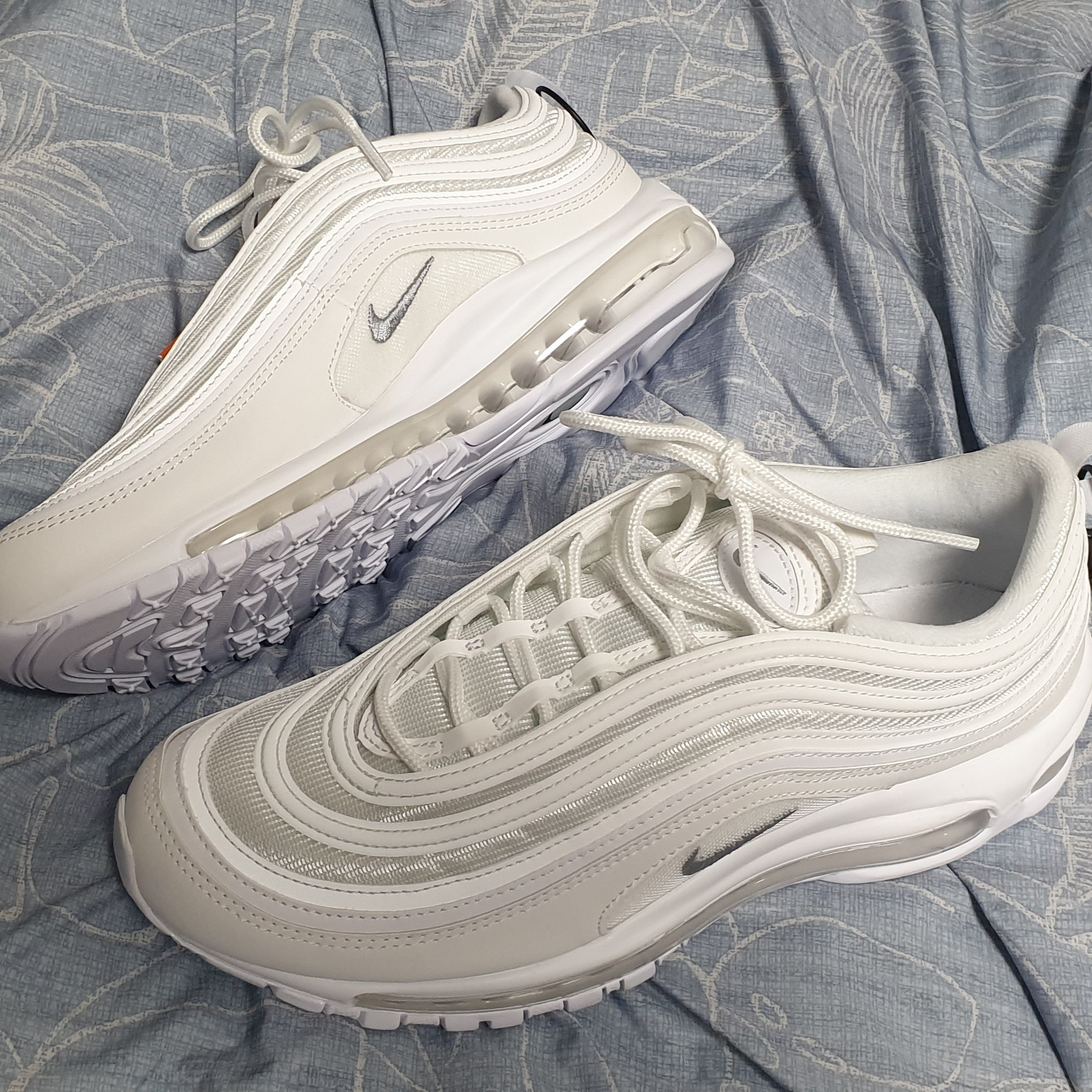 Nike Air Max 97 Triple White Wolf Grey 착용 스타일 - 1