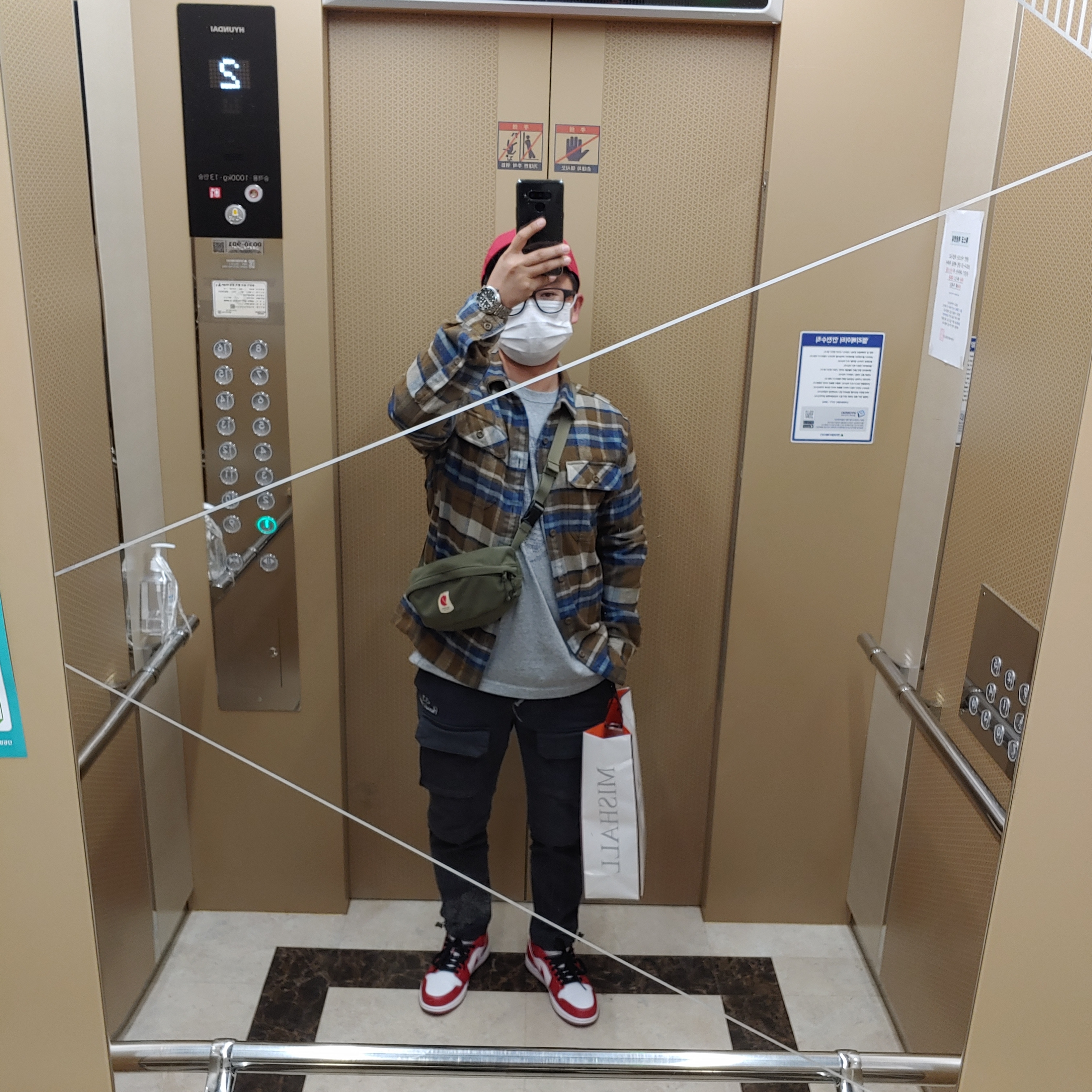 Jordan 1 Retro High OG Bloodline, Jordan 1 Mid SE Track Red 착용 스타일 - 2