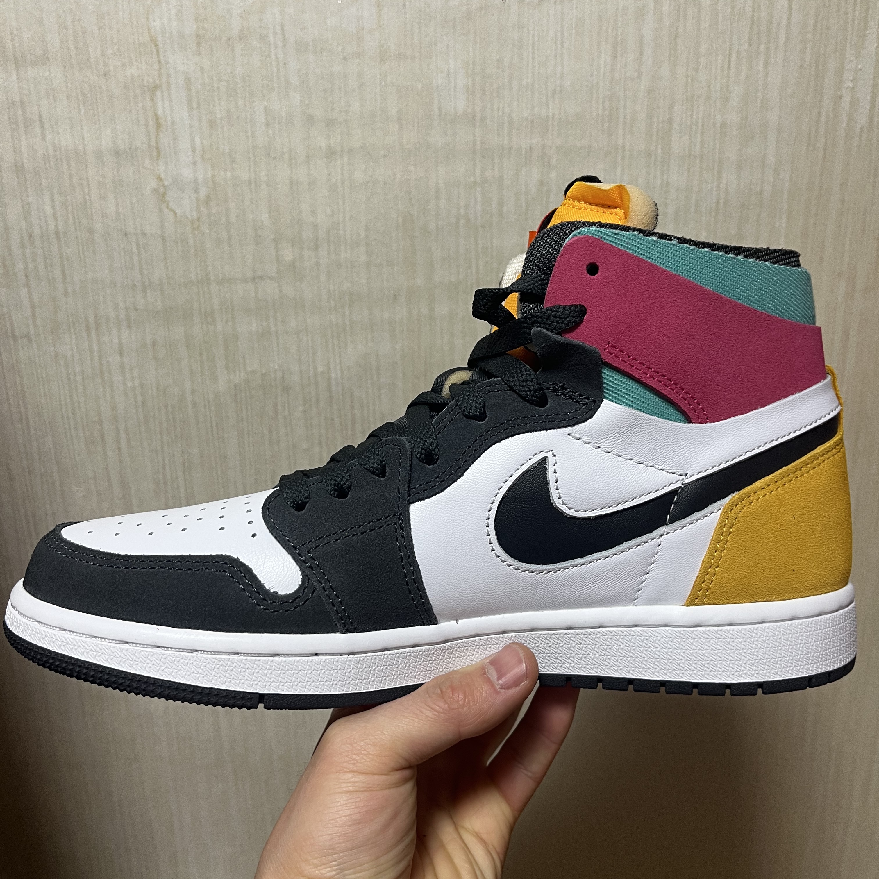 Jordan 1 Zoom Air CMFT Anthracite Pink Gold 착용 스타일 - 2