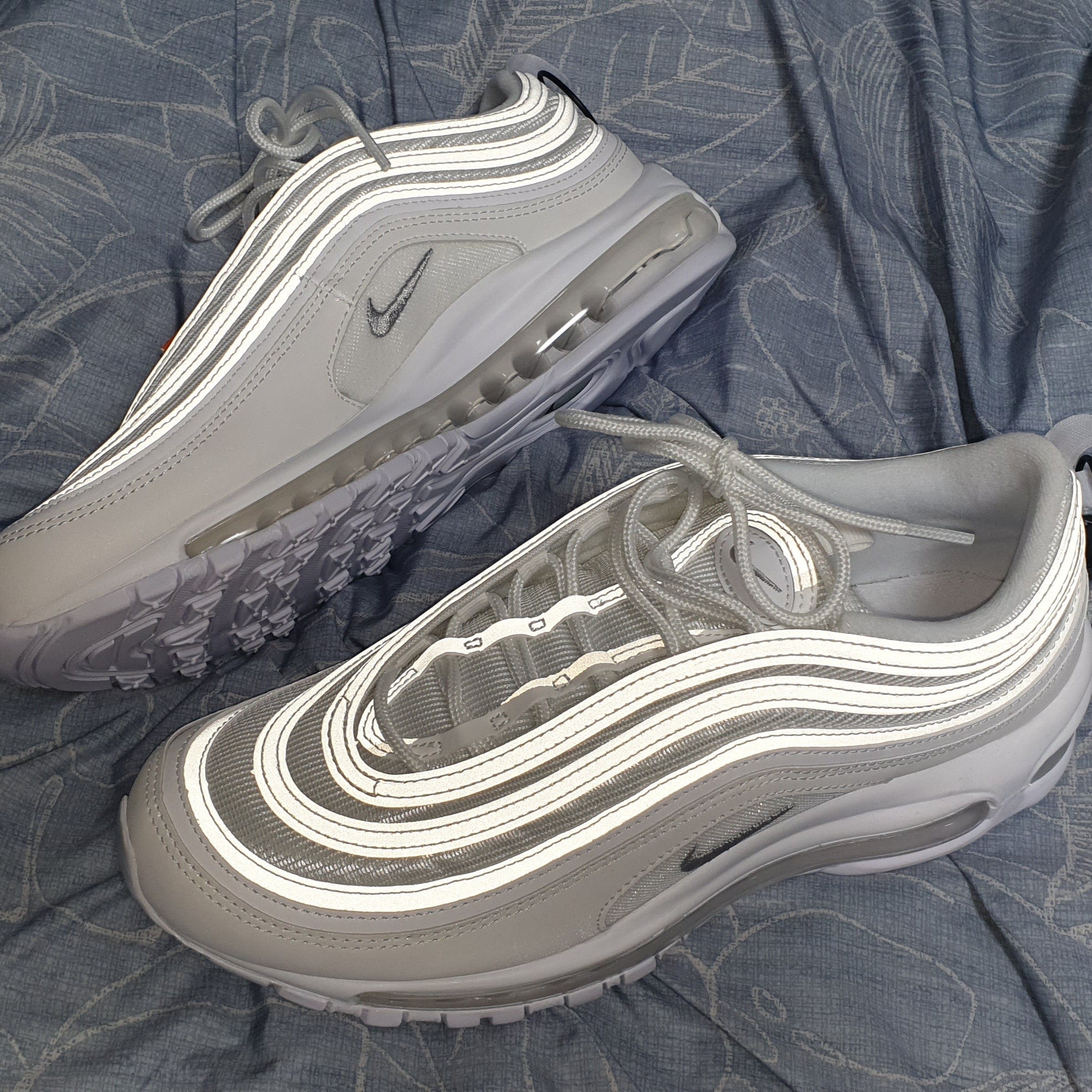 Nike Air Max 97 Triple White Wolf Grey 착용 스타일 - 2