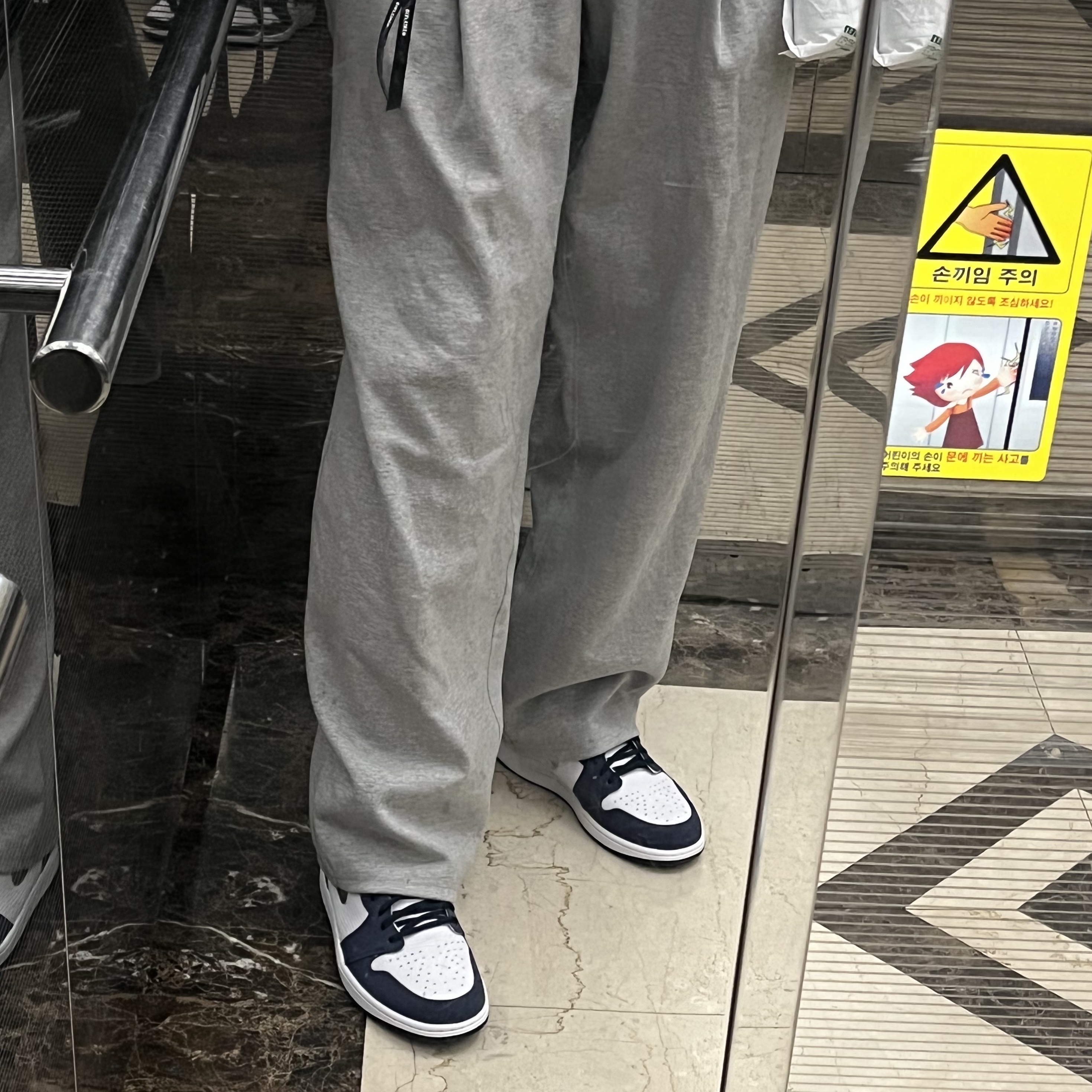 Jordan 1 Retro High OG CO.JP Midnight Navy 착용 스타일 - 2