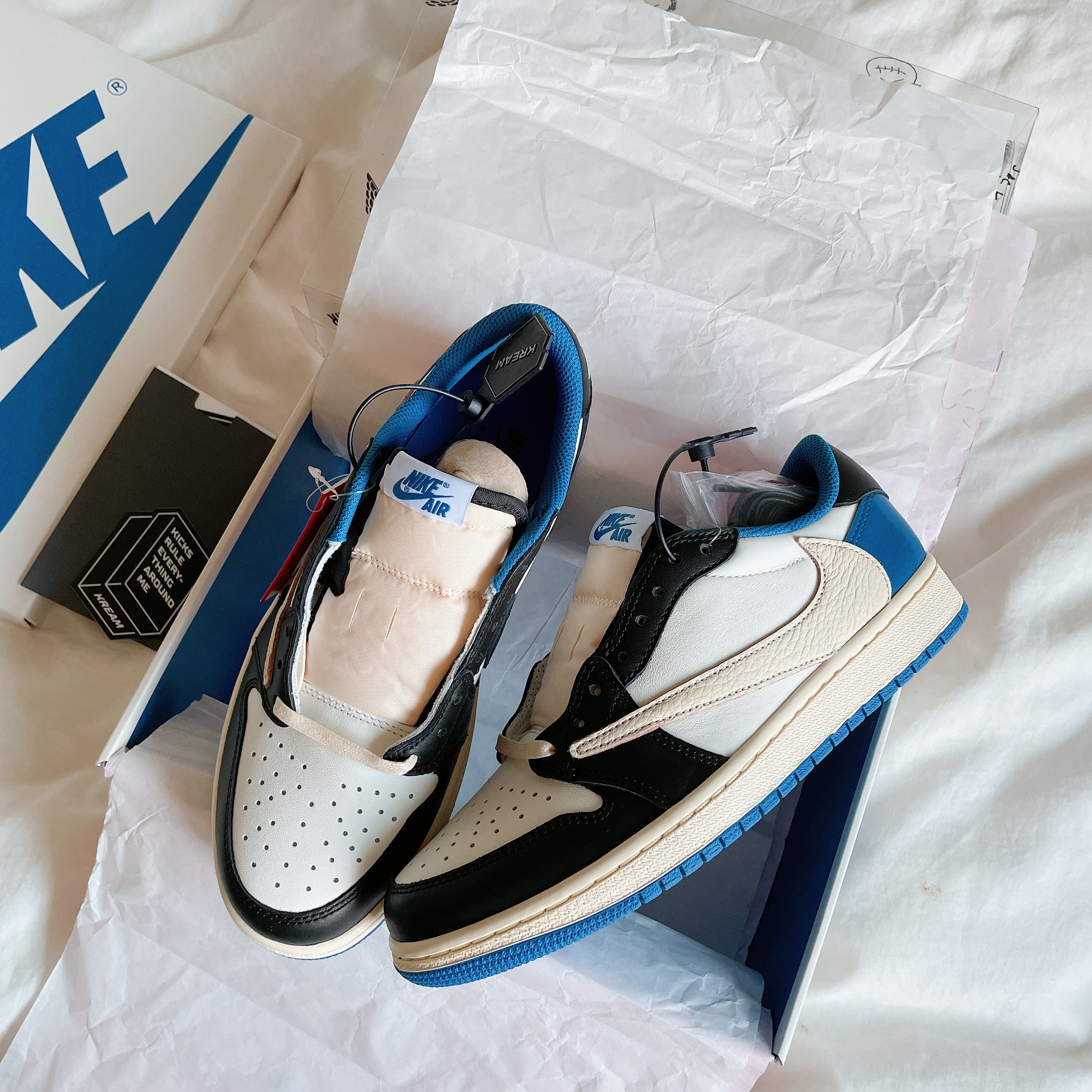 Jordan 1 x Travis Scott x Fragment Retro Low OG SP Military Blue 착용 스타일 - 3