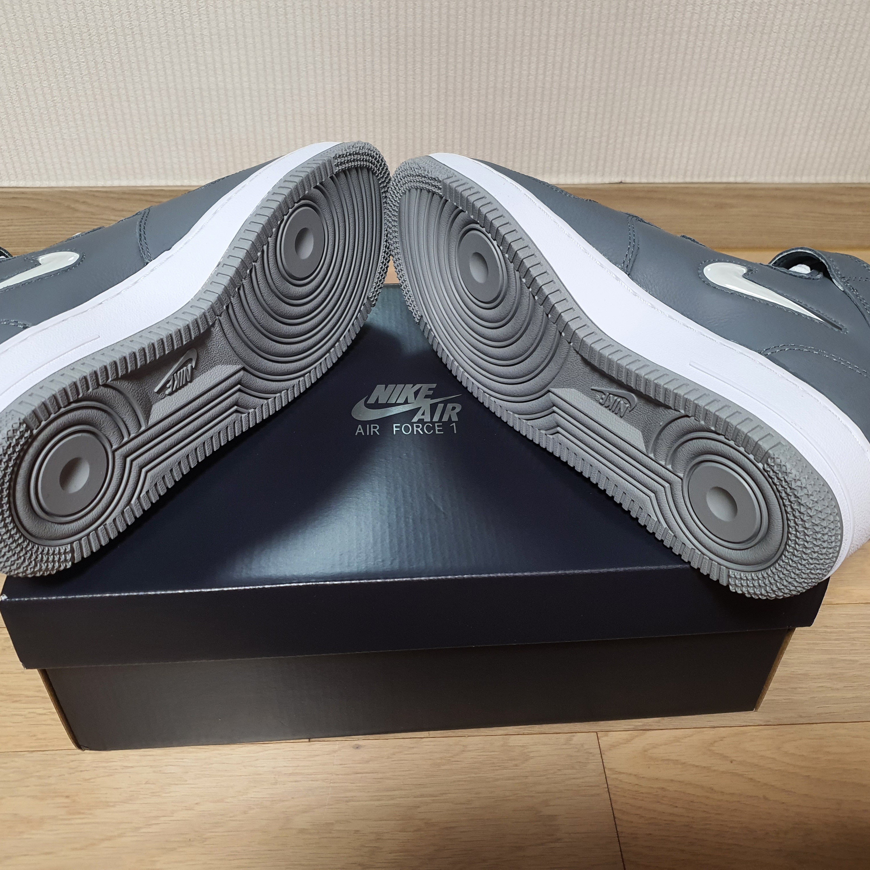 Nike Air Force 1 Mid QS NYC Cool Grey 착용 스타일 - 4