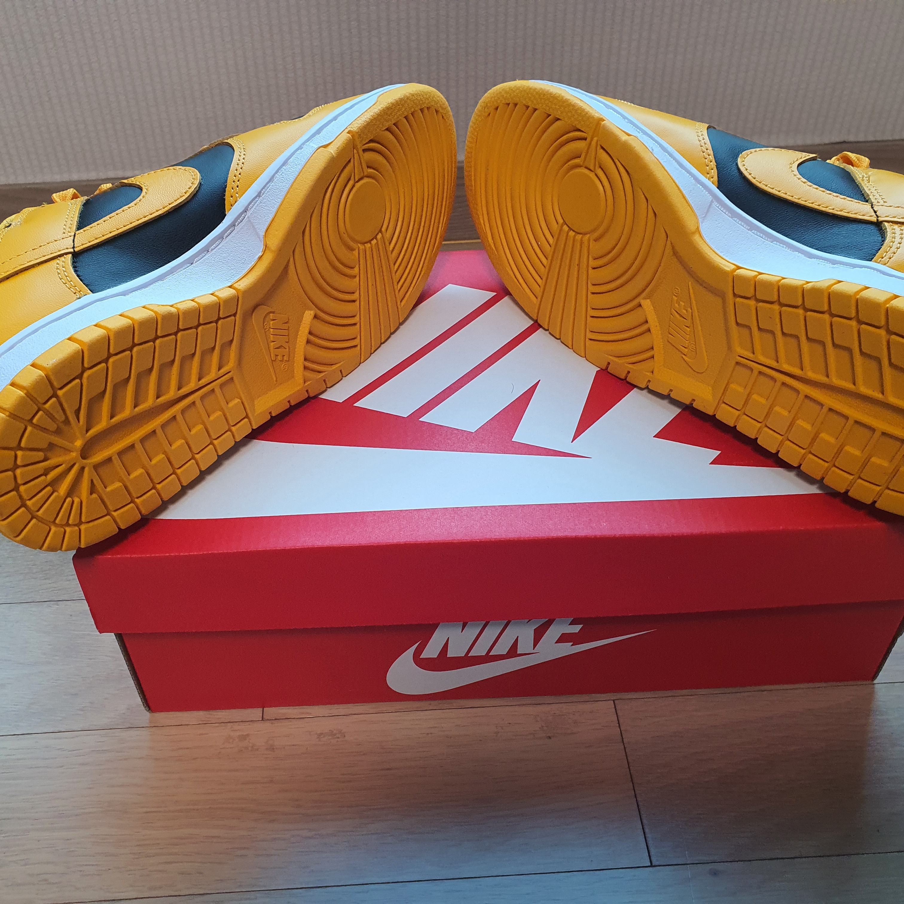 Nike Dunk Low Retro Championship Goldenrod 착용 스타일 - 4