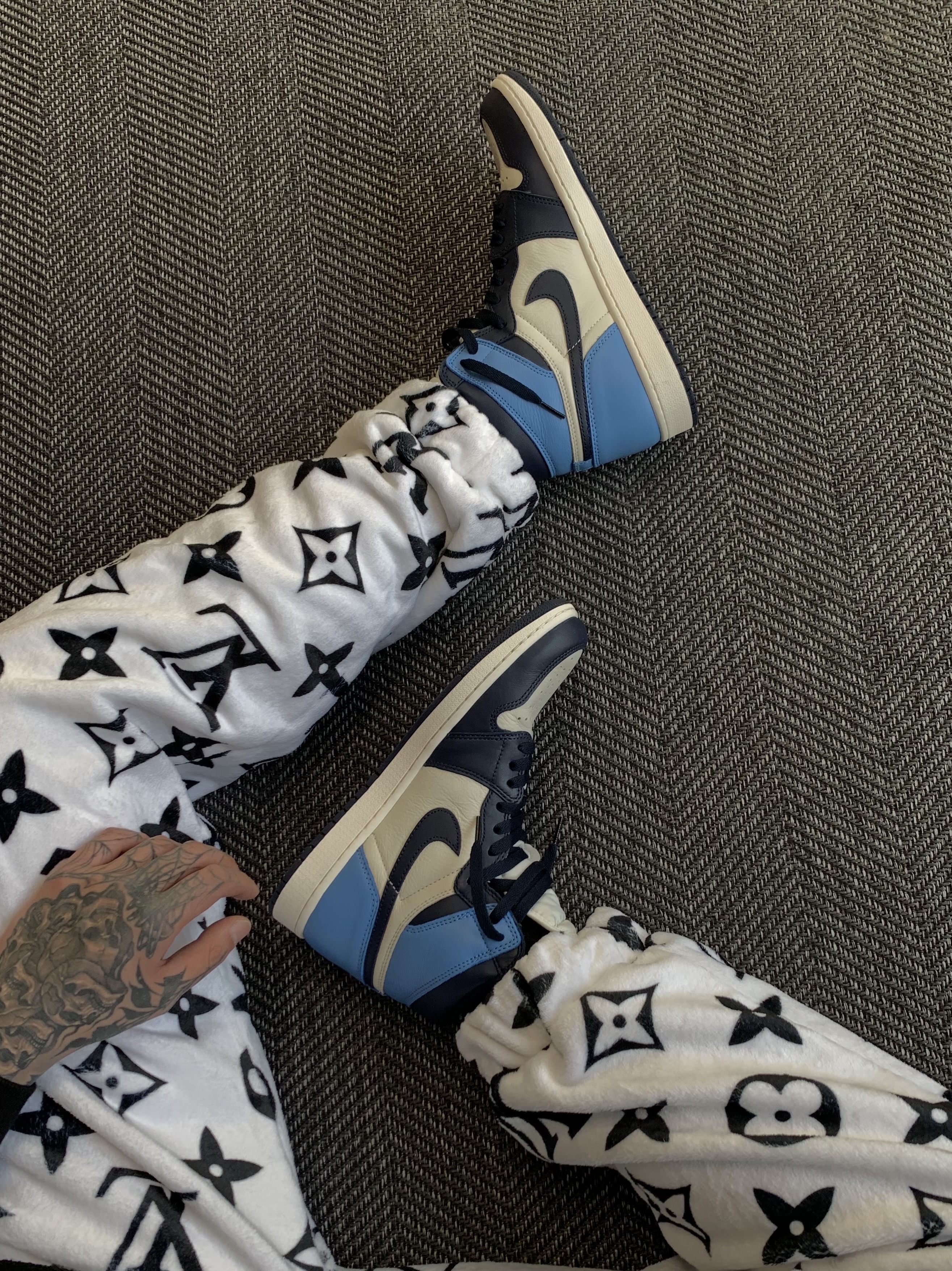 Jordan 1 Retro High Obsidian UNC 착용 스타일 - 2