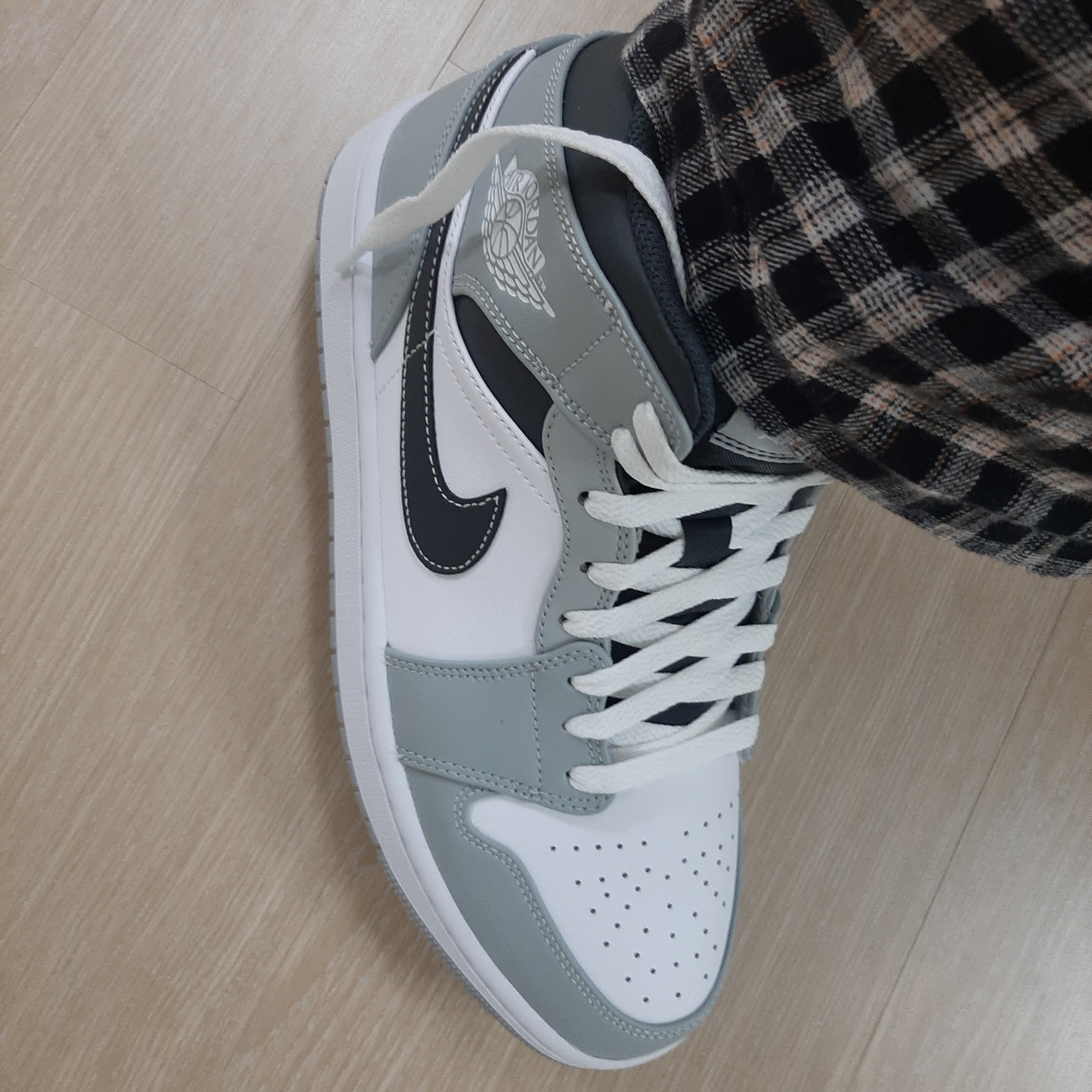 Jordan 1 Mid Light Smoke Grey Anthracite 착용 스타일 - 1