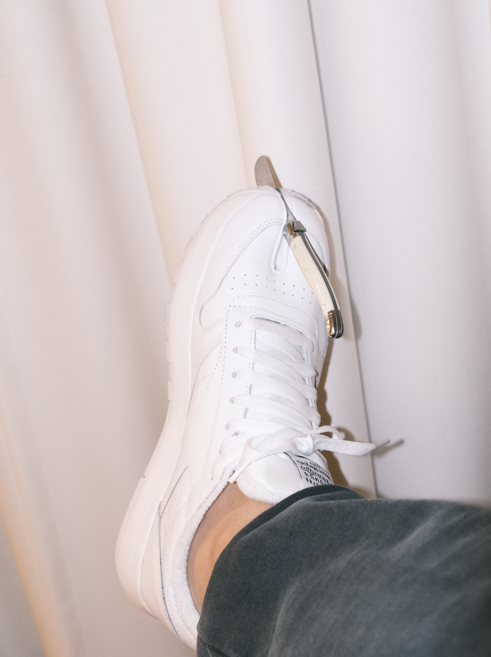 Reebok x Maison Margiela Classic Leather Tabi Shoes White 착용 스타일