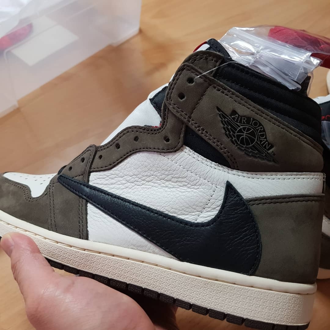 Jordan 1 x Travis Scott Retro High OG SP Mocha 착용 스타일 - 1