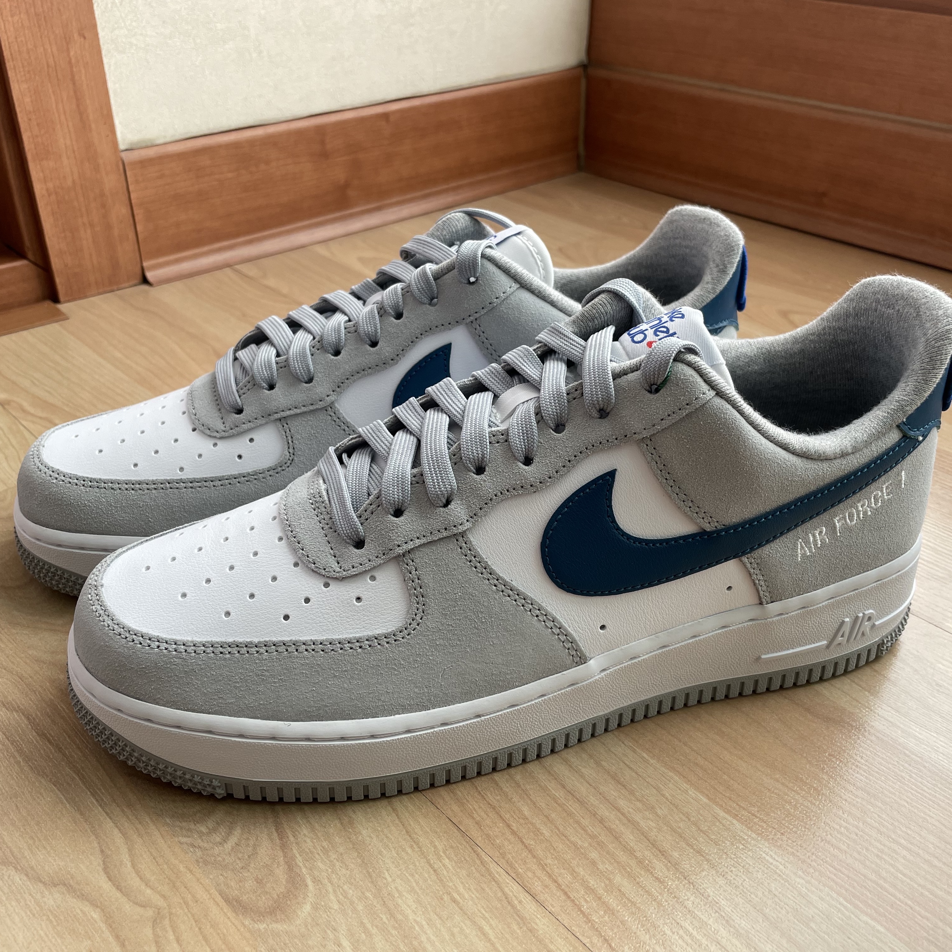 Nike Air Force 1 '07 LV8 Athletic Club Light Smoke Grey Marina 착용 스타일 - 2