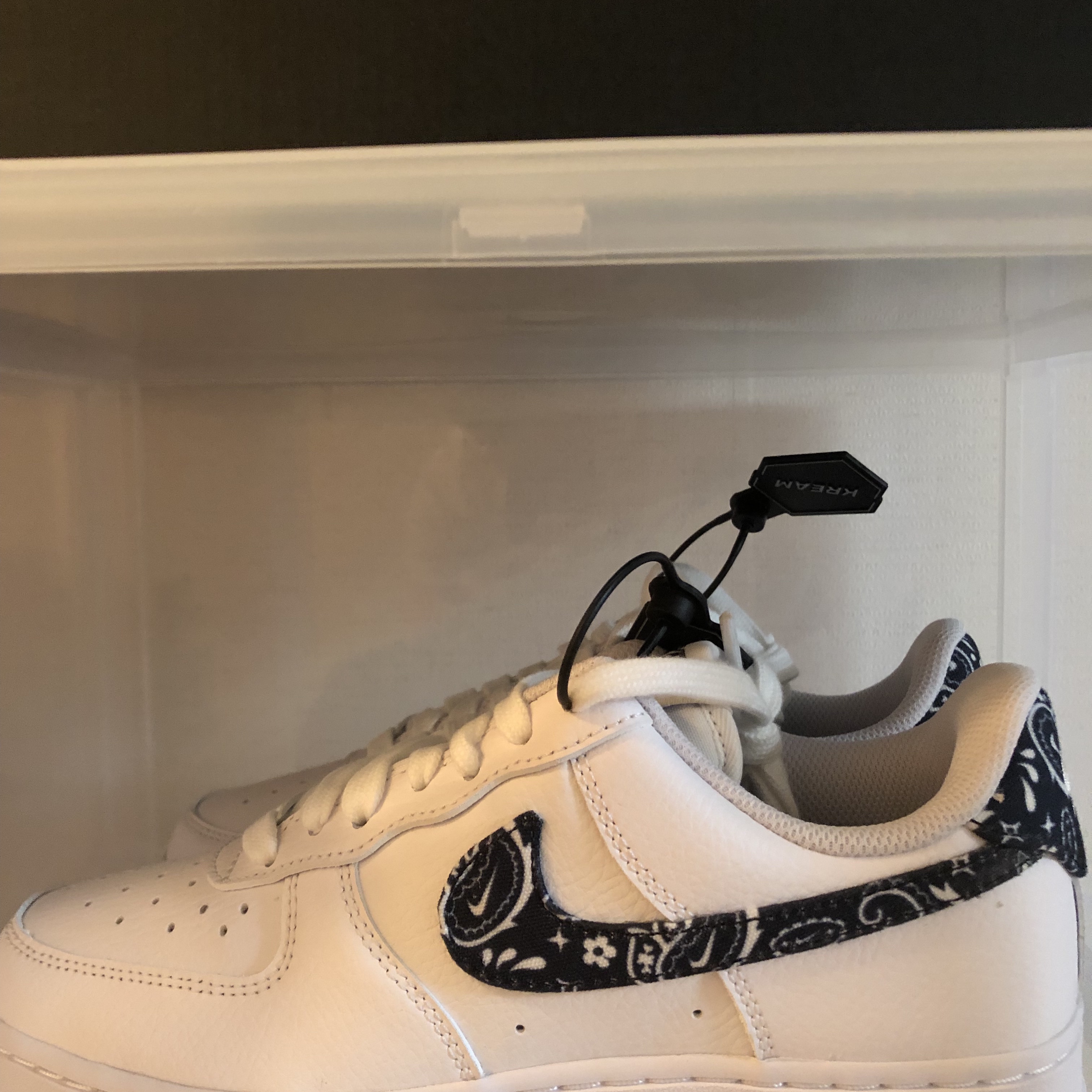 (W) Nike Air Force 1 '07 Essential Paisley Swoosh White Black 착용 스타일 - 1