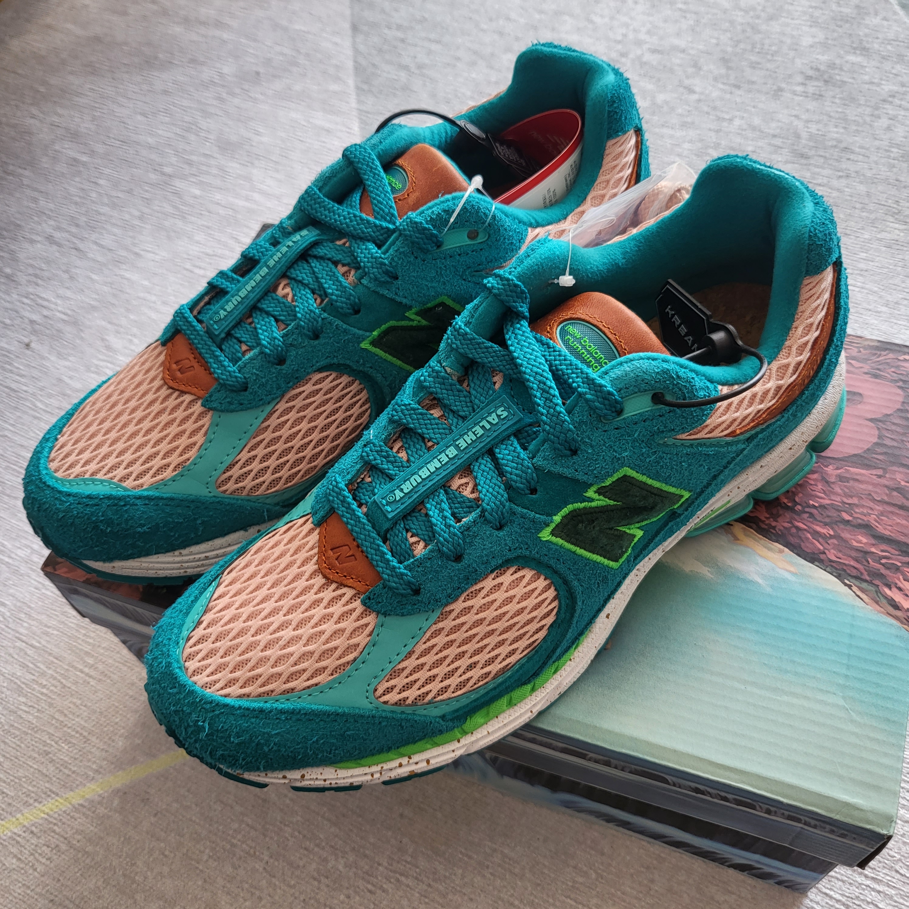 New Balance x Salehe Bembury 2002R Water Be The Guide 착용 스타일 - 4