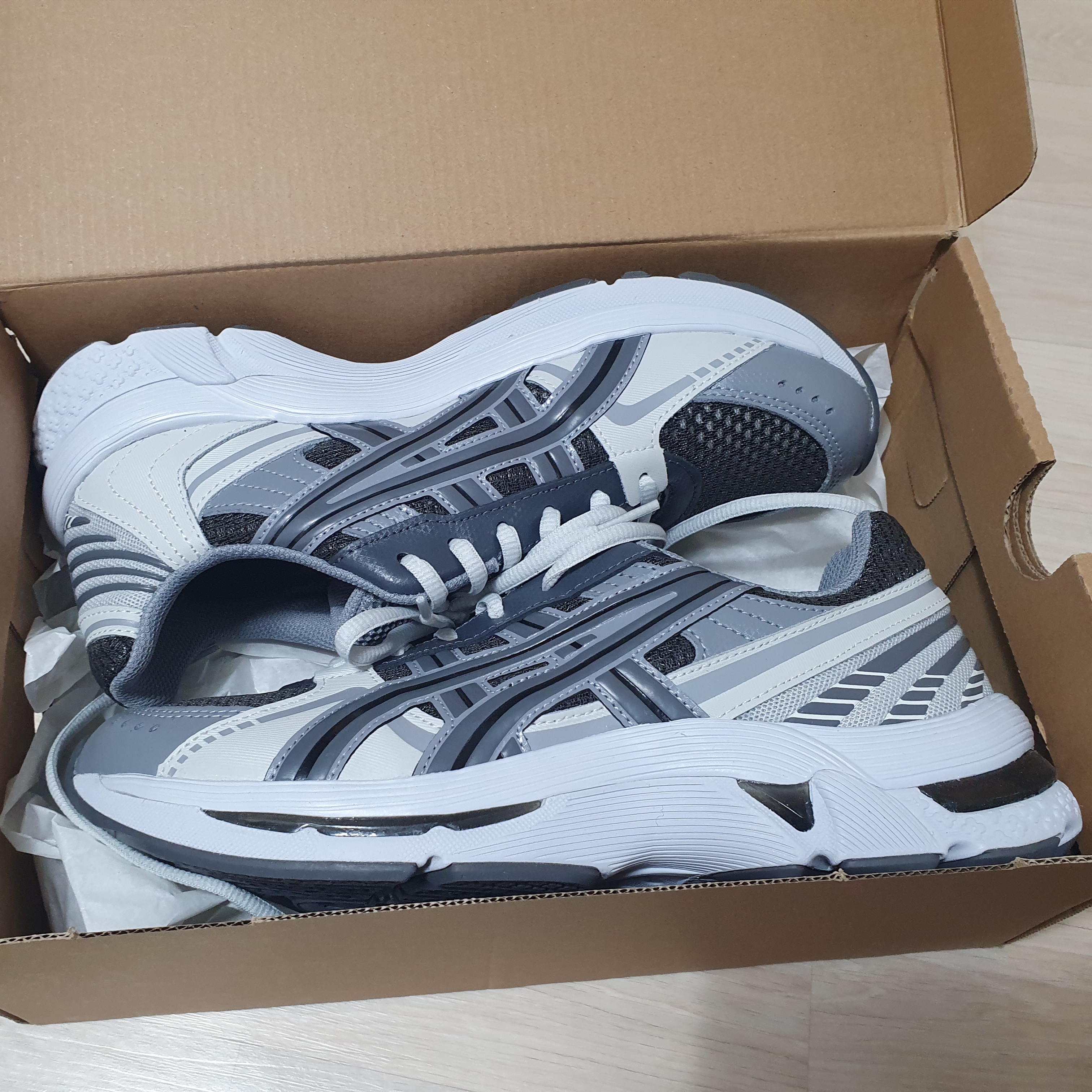 Asics Gel-Kyrios Carrier Grey 착용 스타일