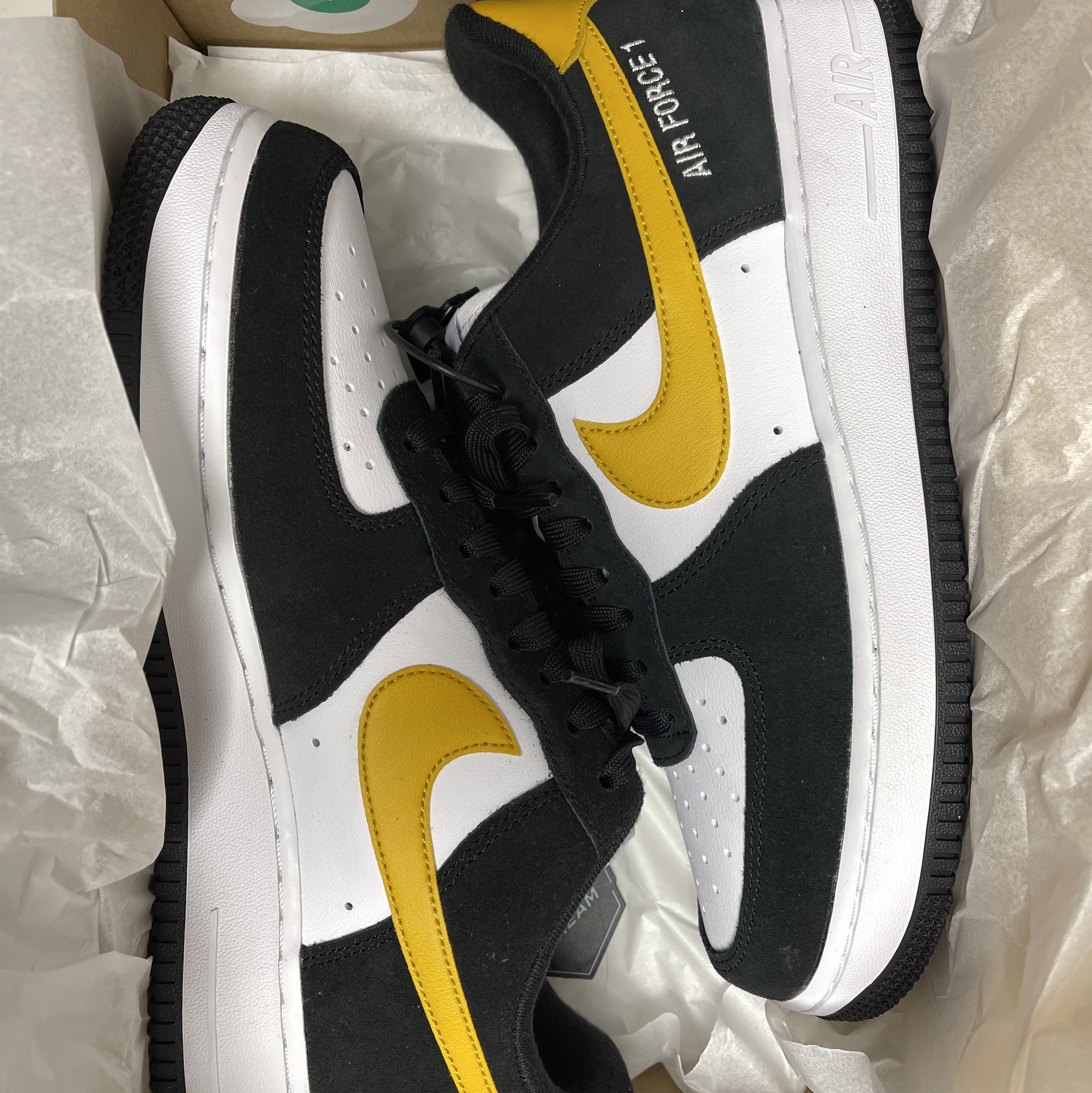 Nike Air Force 1 '07 LV8 Athletic Club Black Dark Sulfur 착용 스타일