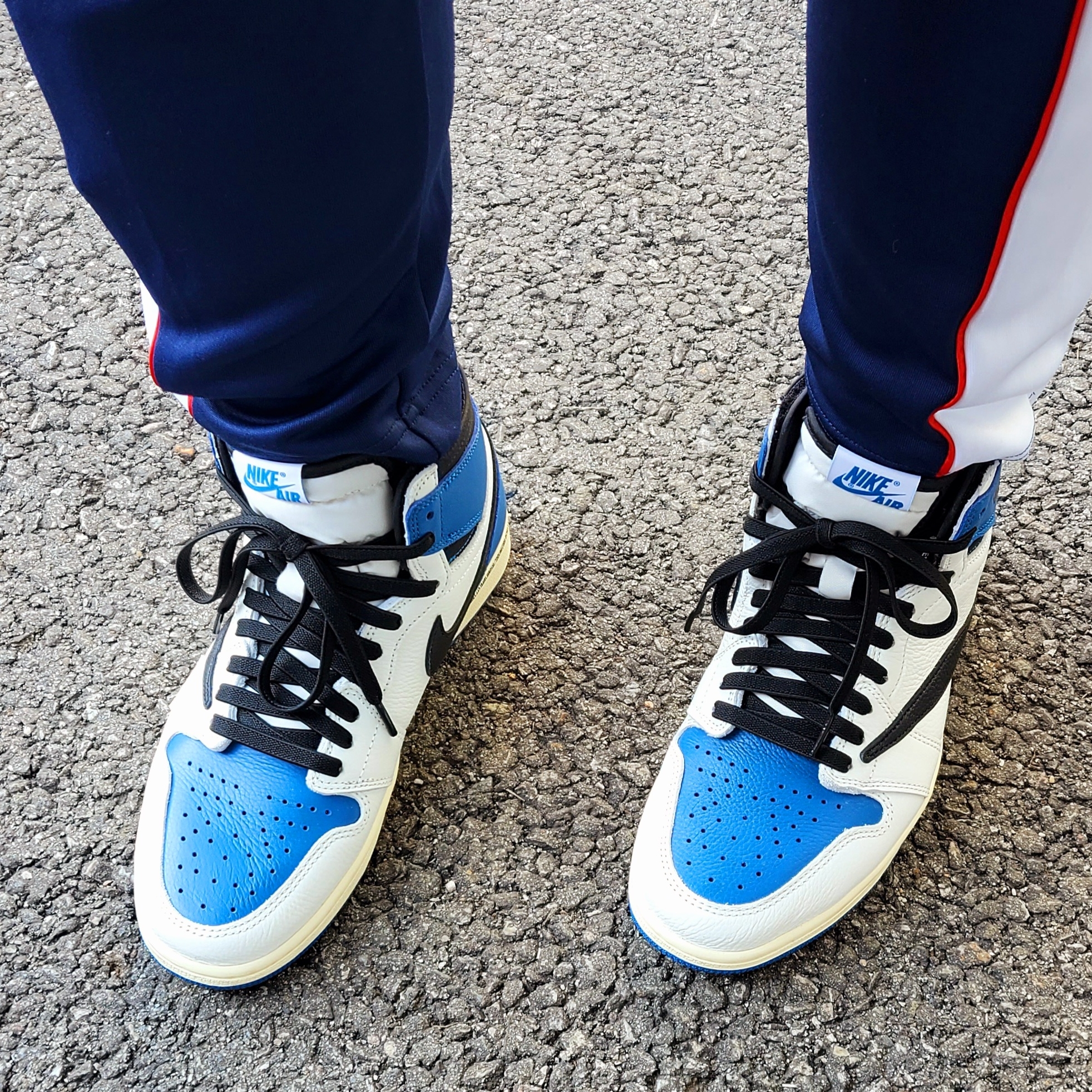 Jordan 1 x Travis Scott x Fragment Retro High OG SP Military Blue 착용 스타일 - 5