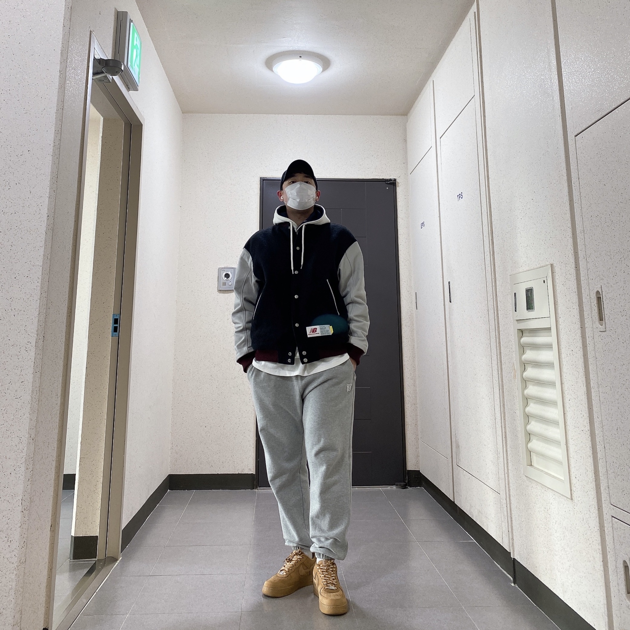 New Balance x Thisisneverthat Varsity Jacket Charcoal, Nike x Supreme Air Force 1 Low Flax 착용 스타일