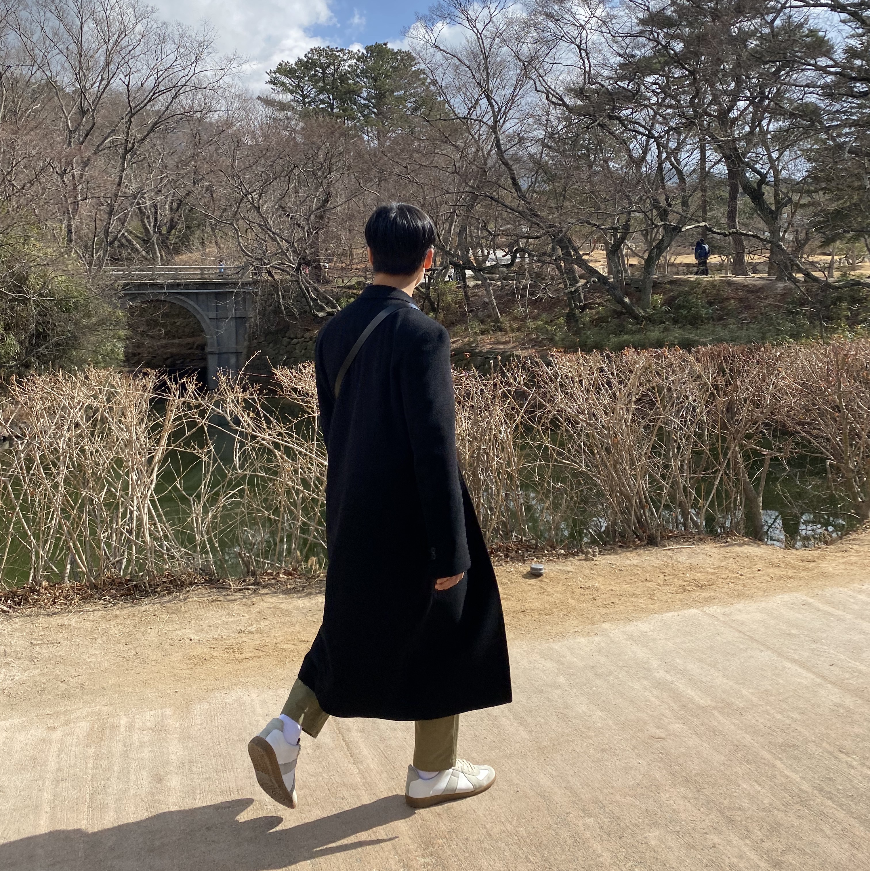 Maison Margiela Calfskin Replica Sneakers, Lemaire Camera Bag Vegetable-Tanned Leather Black 착용 스타일