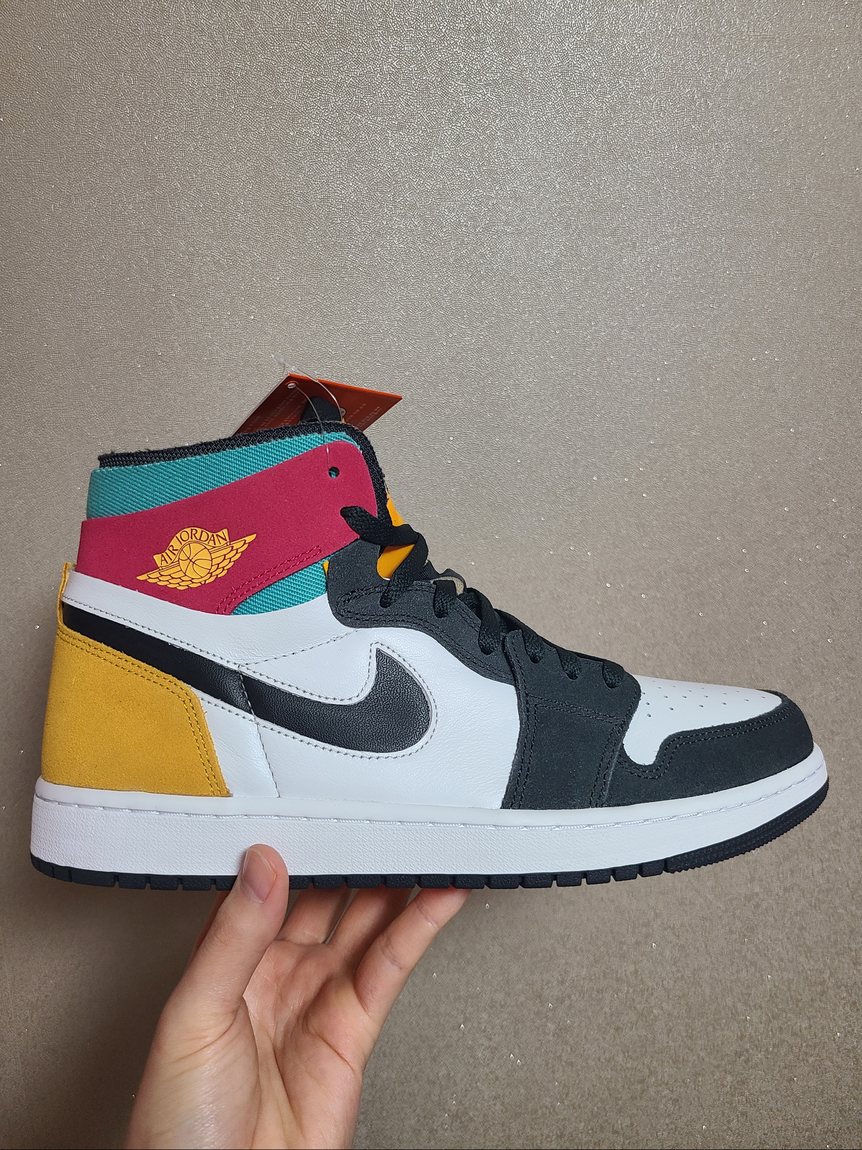 Jordan 1 Zoom Air CMFT Anthracite Pink Gold 착용 스타일 - 2