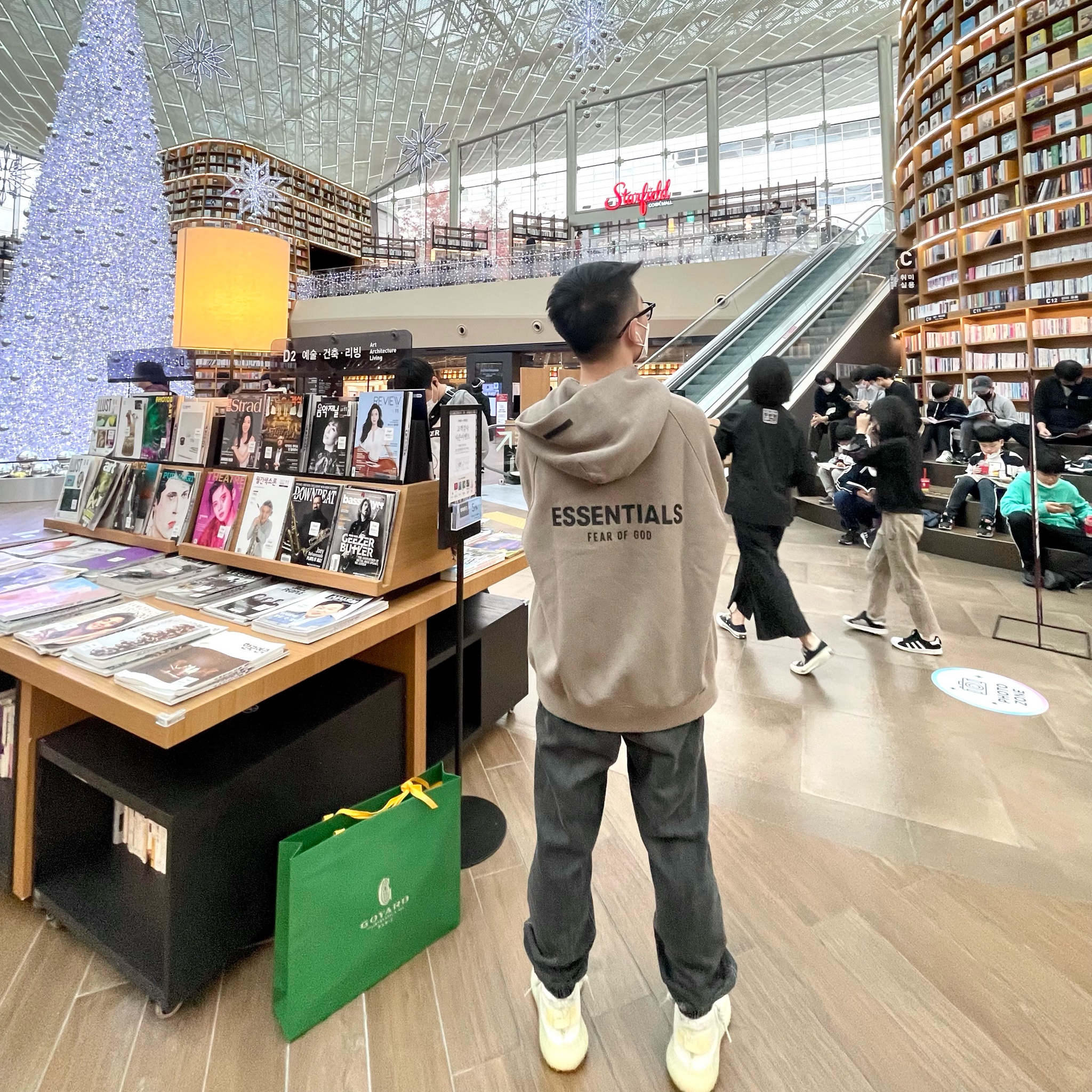 Essentials Pull-Over Hoodie Taupe - 21SS, Adidas Yeezy Boost 350 V2 Light 착용 스타일