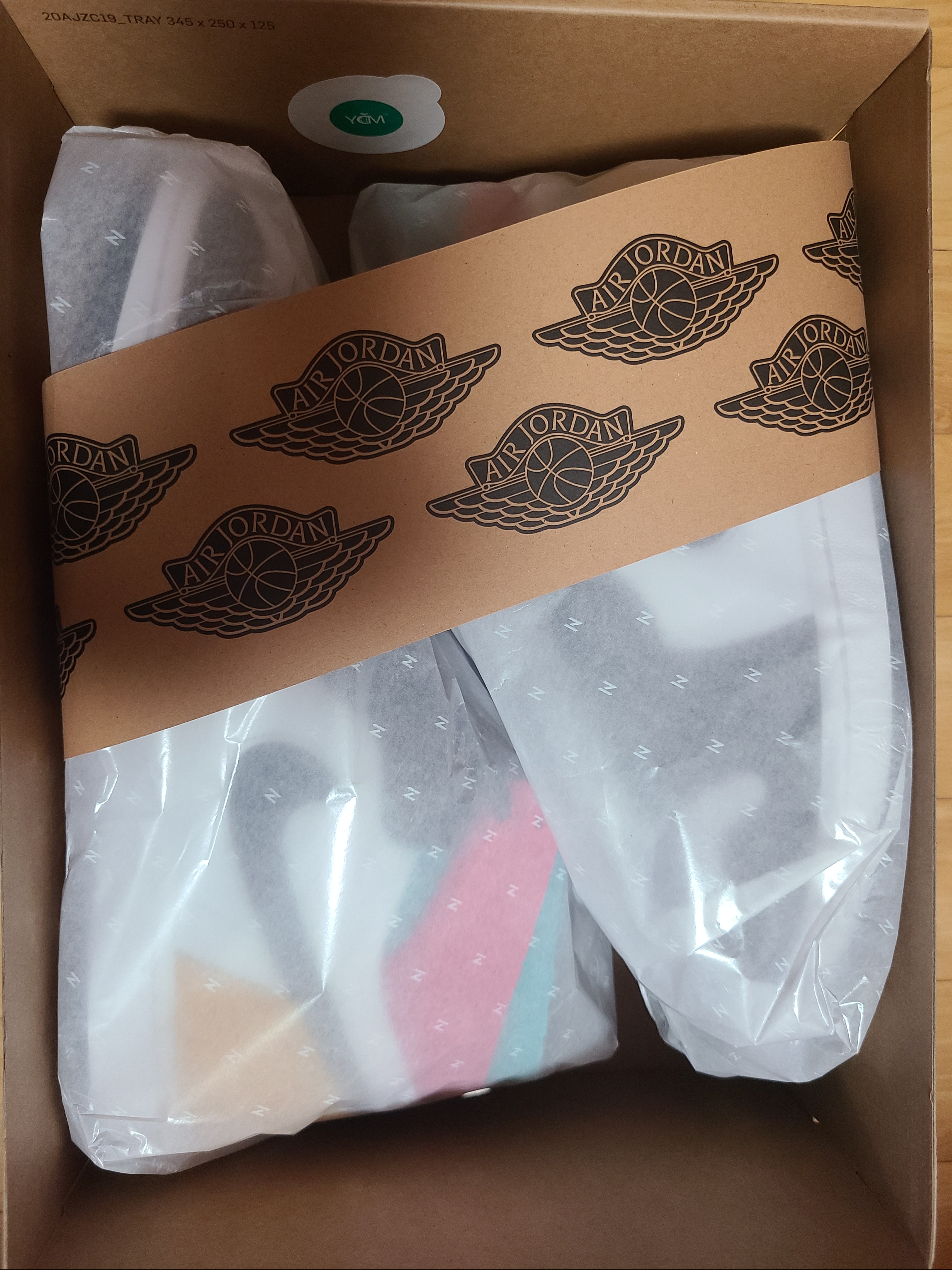 Jordan 1 Zoom Air CMFT Anthracite Pink Gold 착용 스타일 - 1