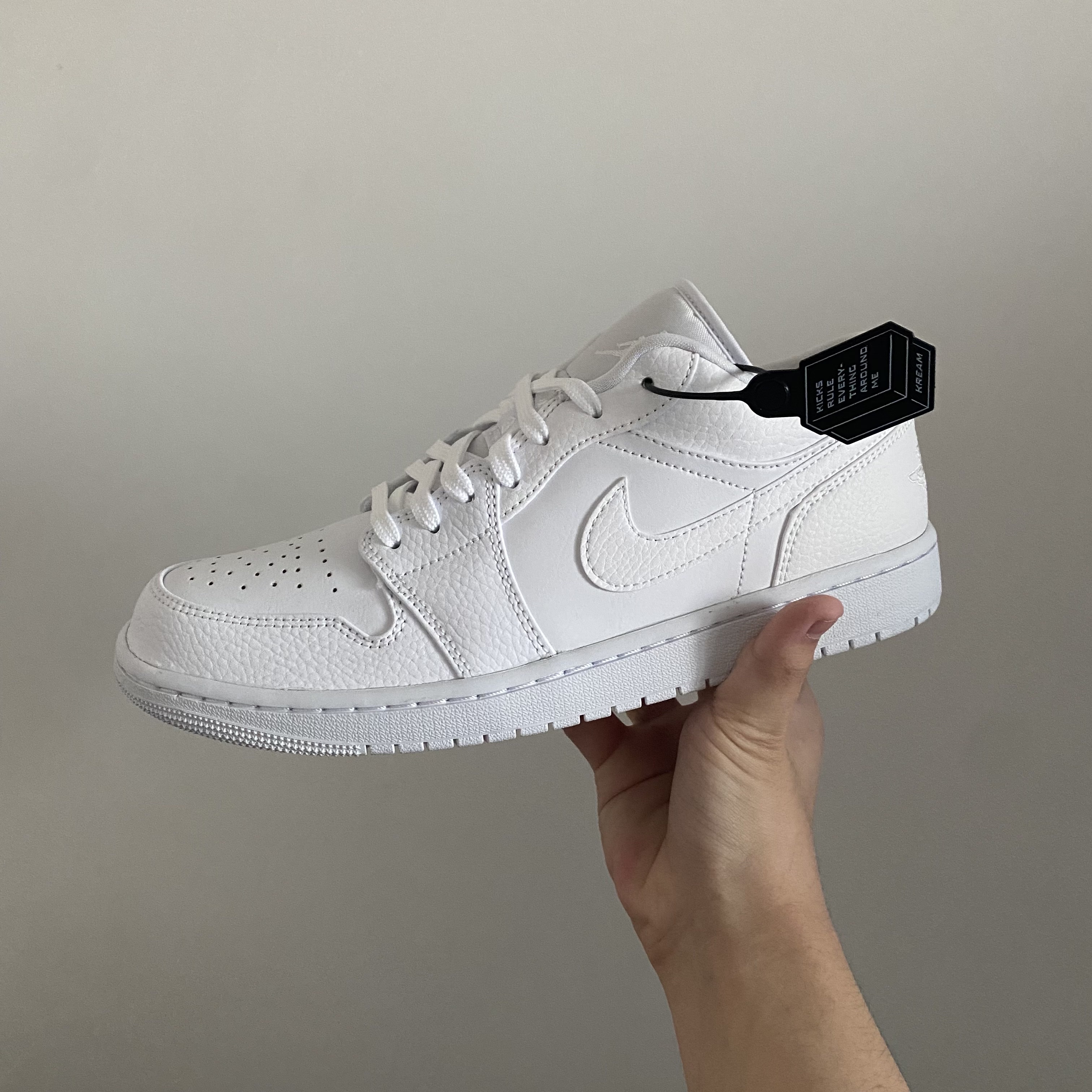Jordan 1 Low Triple White Tumbled Leather 2020 착용 스타일 - 2