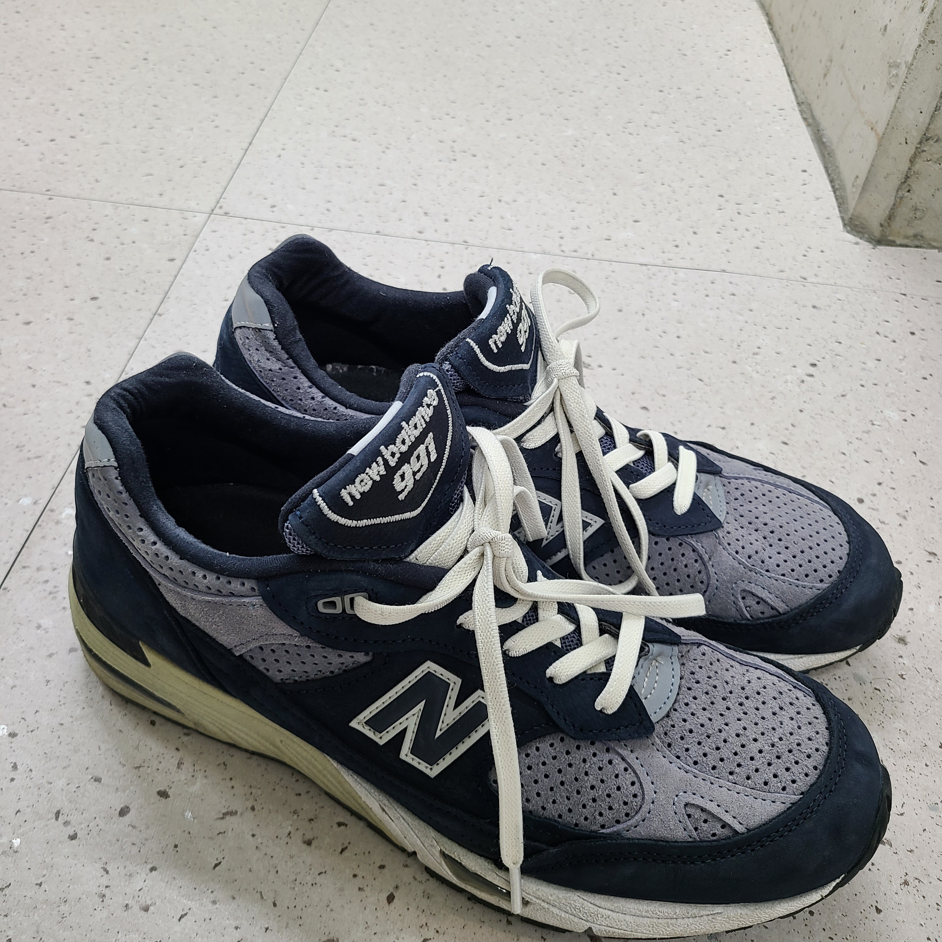 New Balance 991 Navy Grey 착용 스타일 - 1