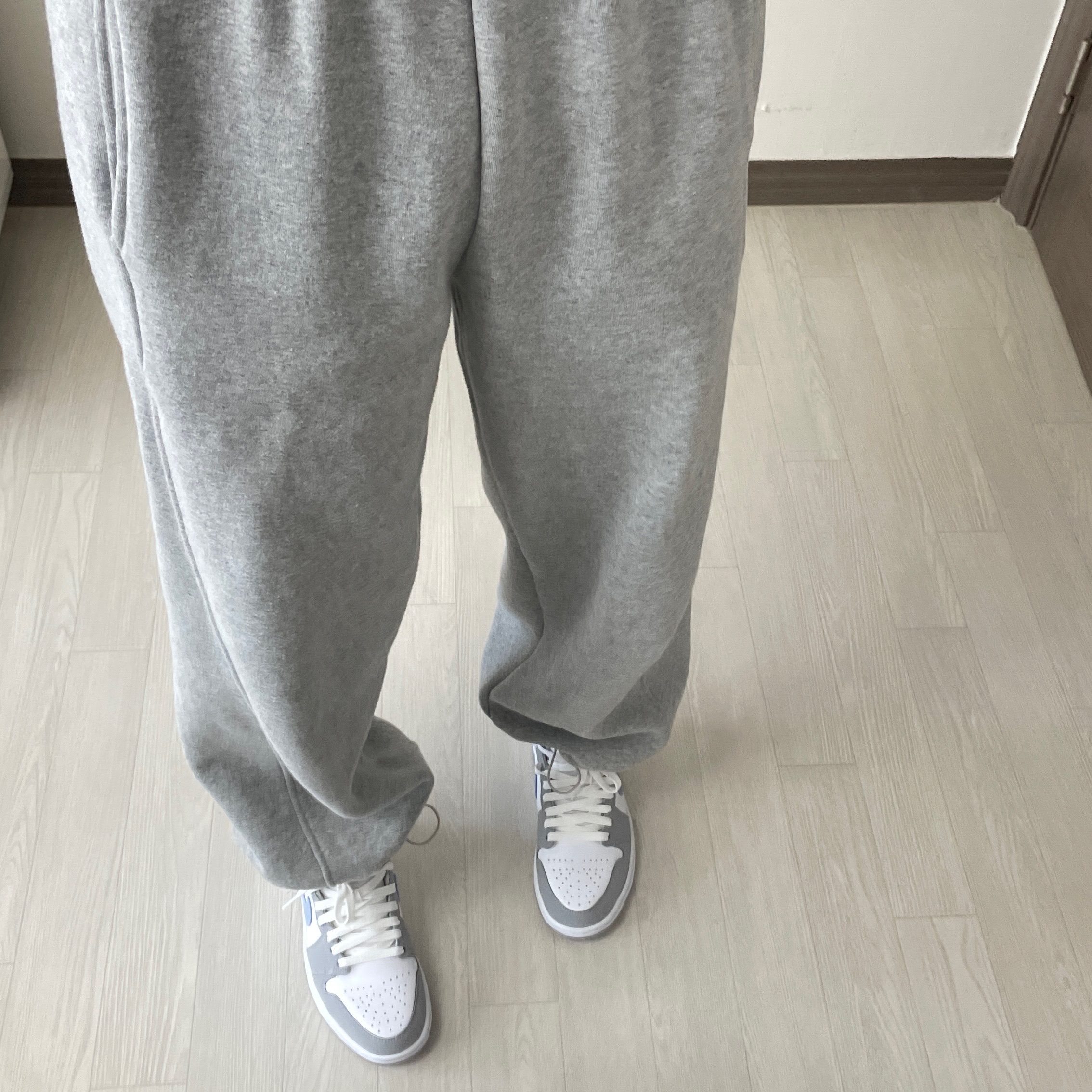 (W) Jordan 1 Mid Wolf Grey 착용 스타일 - 2