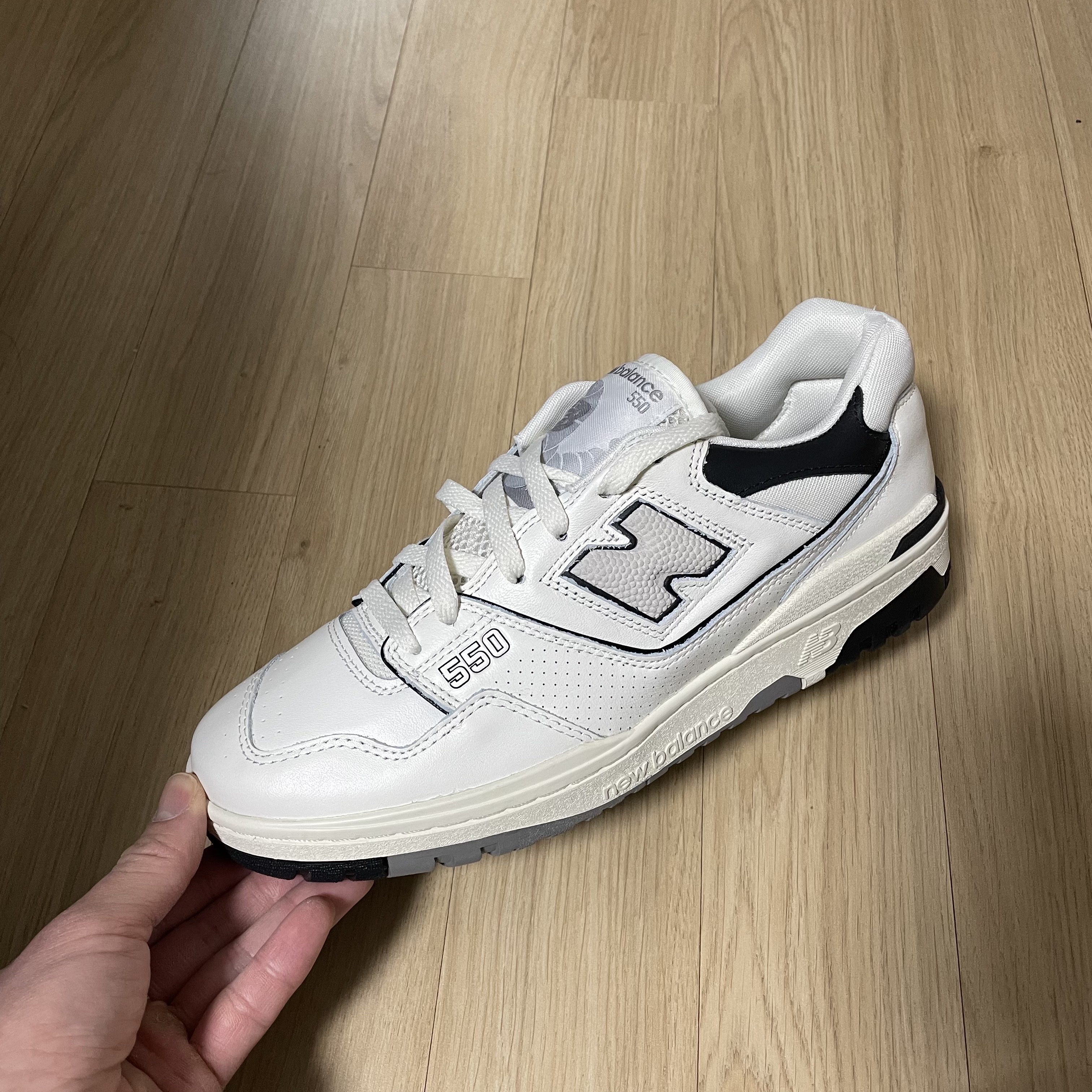New Balance 550 White Grey - 2E Wide 착용 스타일 - 3