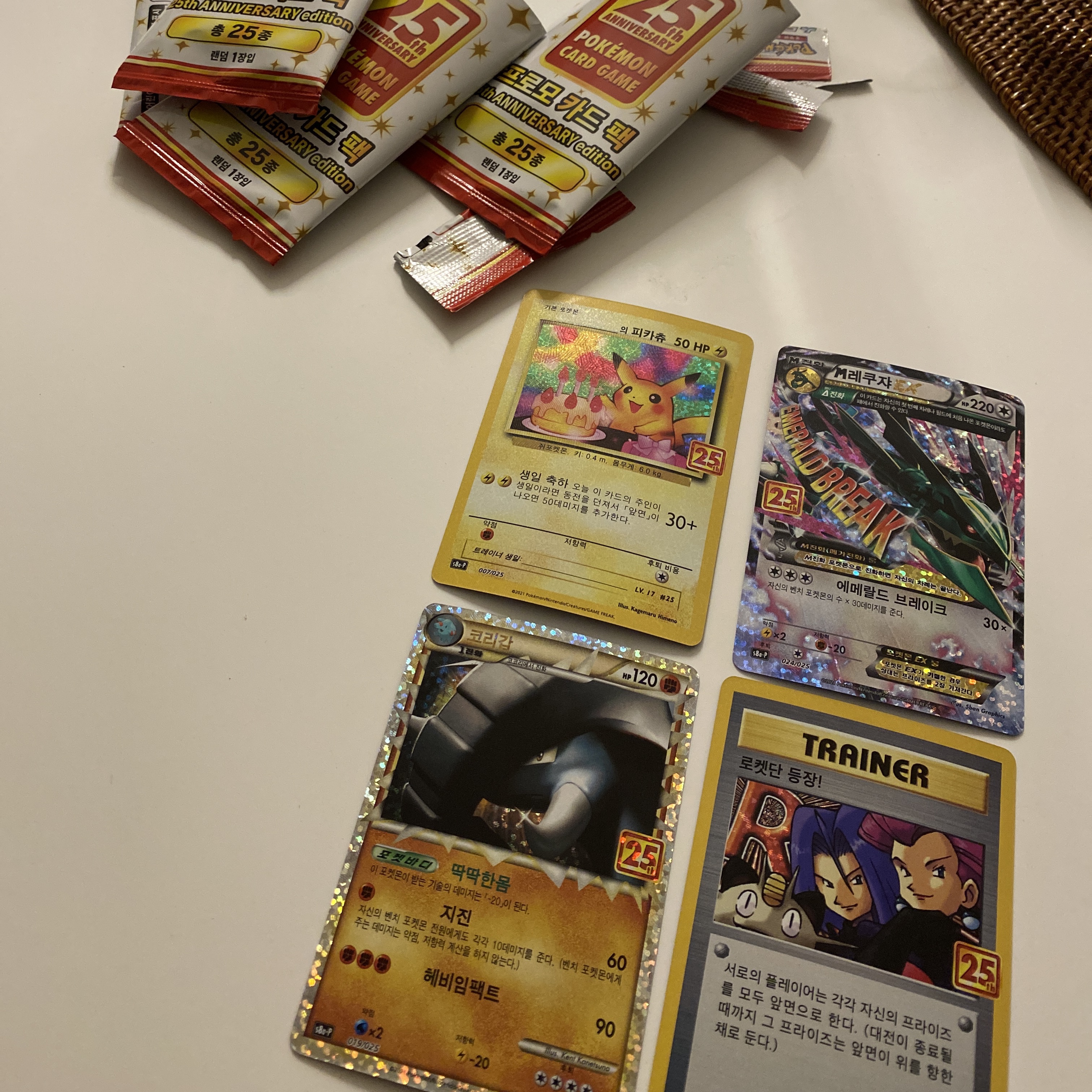 Pokemon TCG Sword & Shield Expansion Pack 25th Anniversary Collection Box (Pack of 16) 착용 스타일